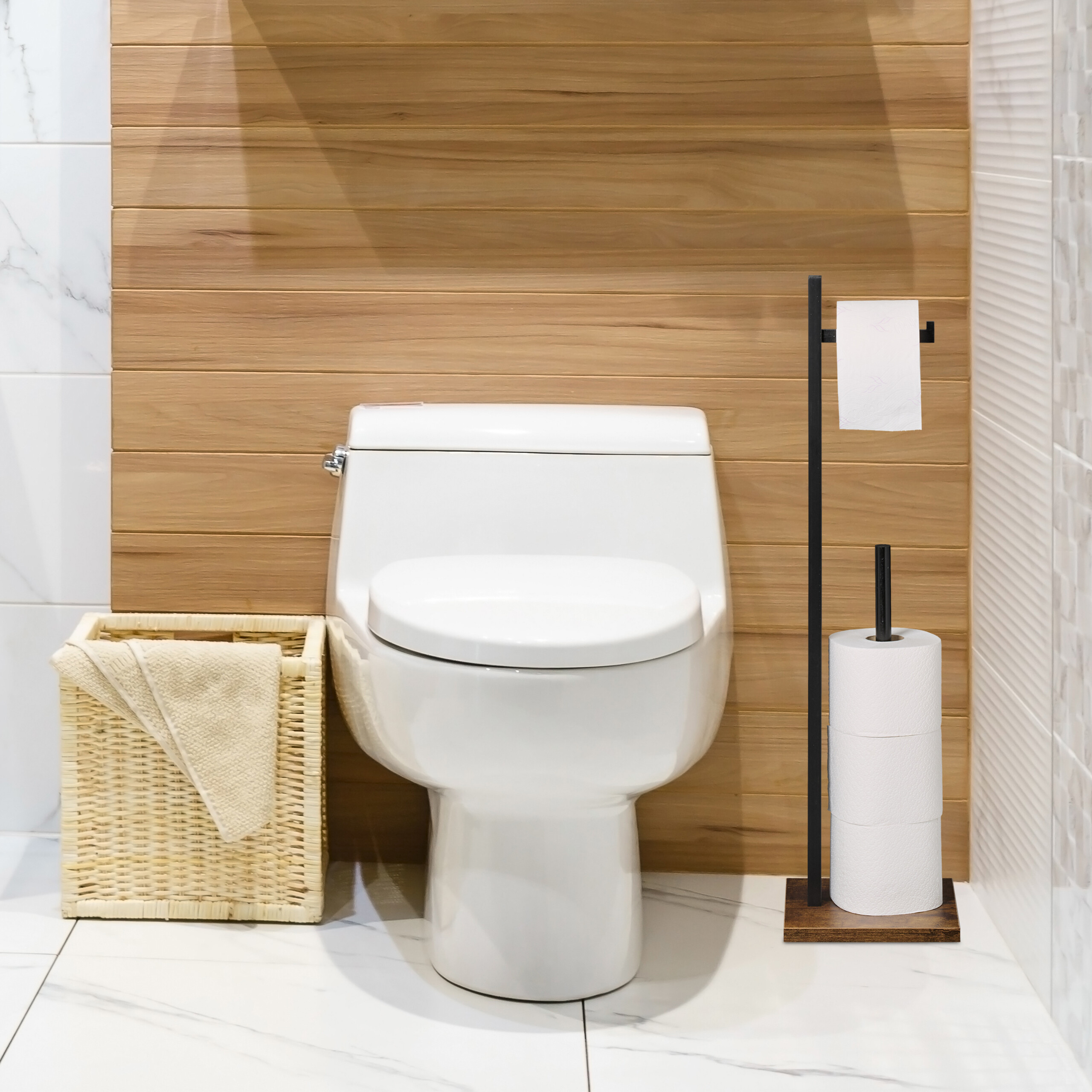 Eine weiße Toilette vor Holzpaneelen, links ein Weidenkorb und rechts ein Toilettenpapierhalter.