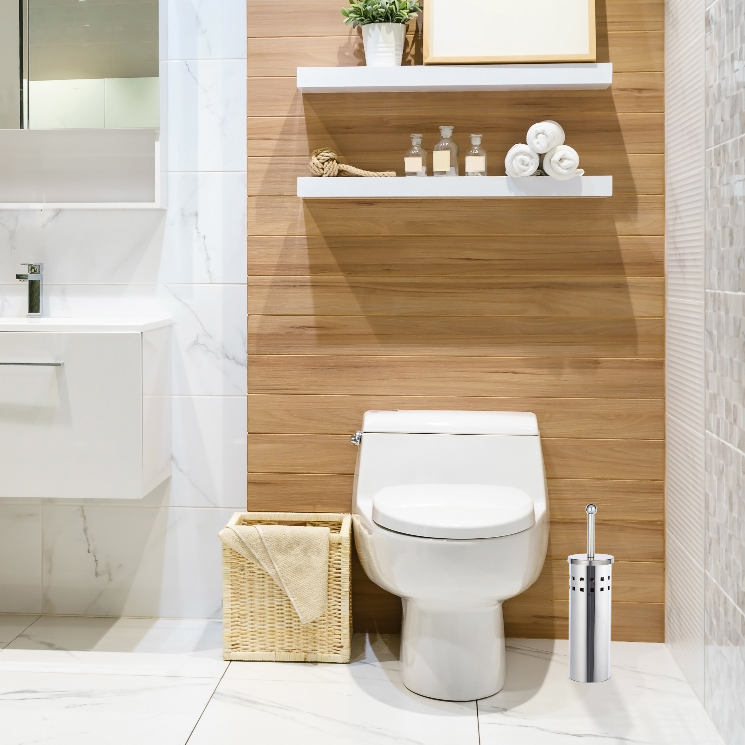 Moderne Toilette mit Holzverkleidung, weißen Regalen, Korb und WC-Bürste in einem hellen Badezimmer.