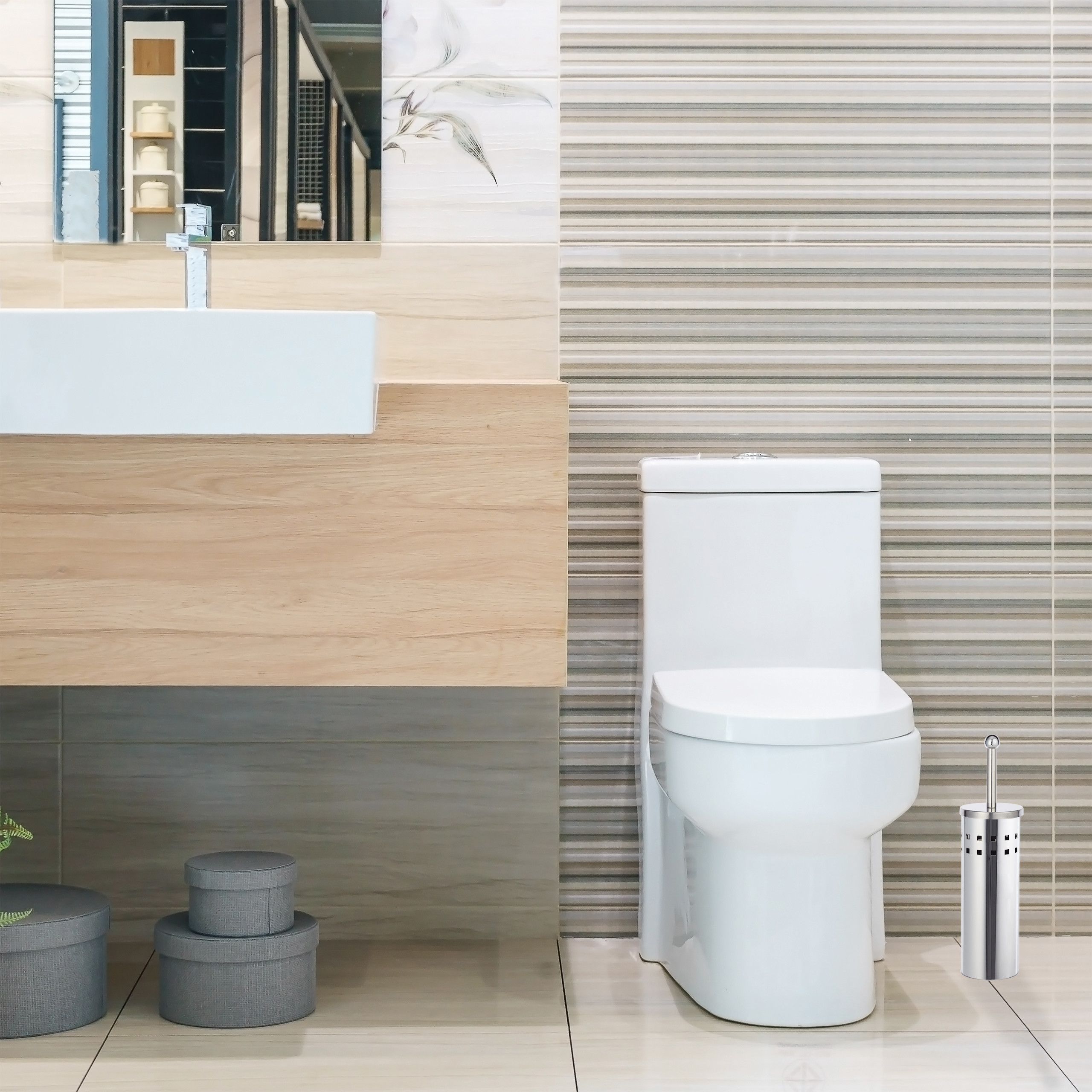 Eine moderne weiße Toilette, ein Holzwaschtisch mit weißem Becken, graue Boxen und gestreifte Fliesenwände.