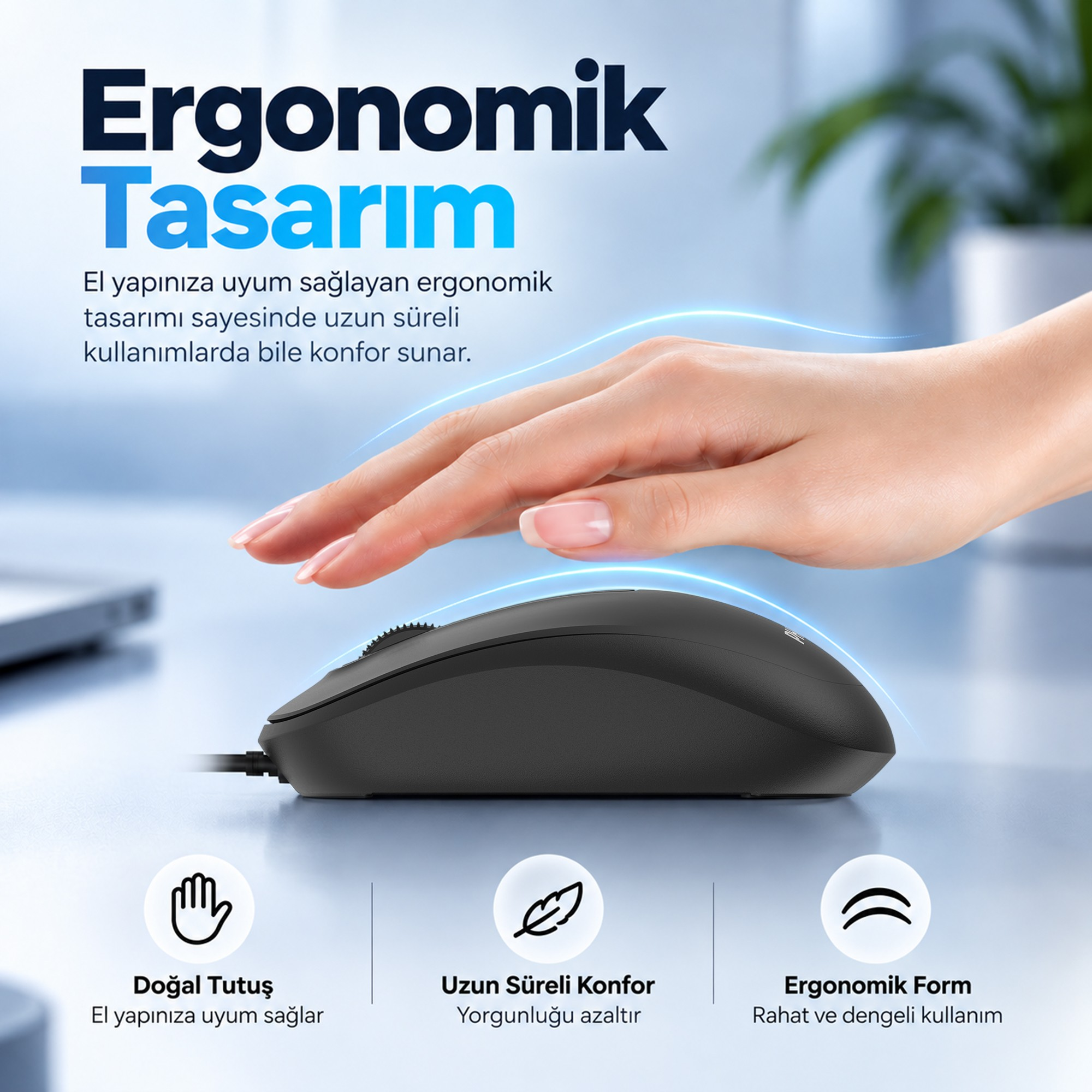 Arkada mavi ışık vurgularıyla siyah ergonomik bilgisayar faresinin üzerinde rahatça duran bir el.