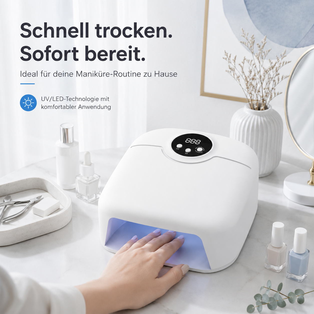 Eine Hand trocknet unter einer weißen UV/LED-Nagellampe auf einem Tisch mit Maniküreartikeln.