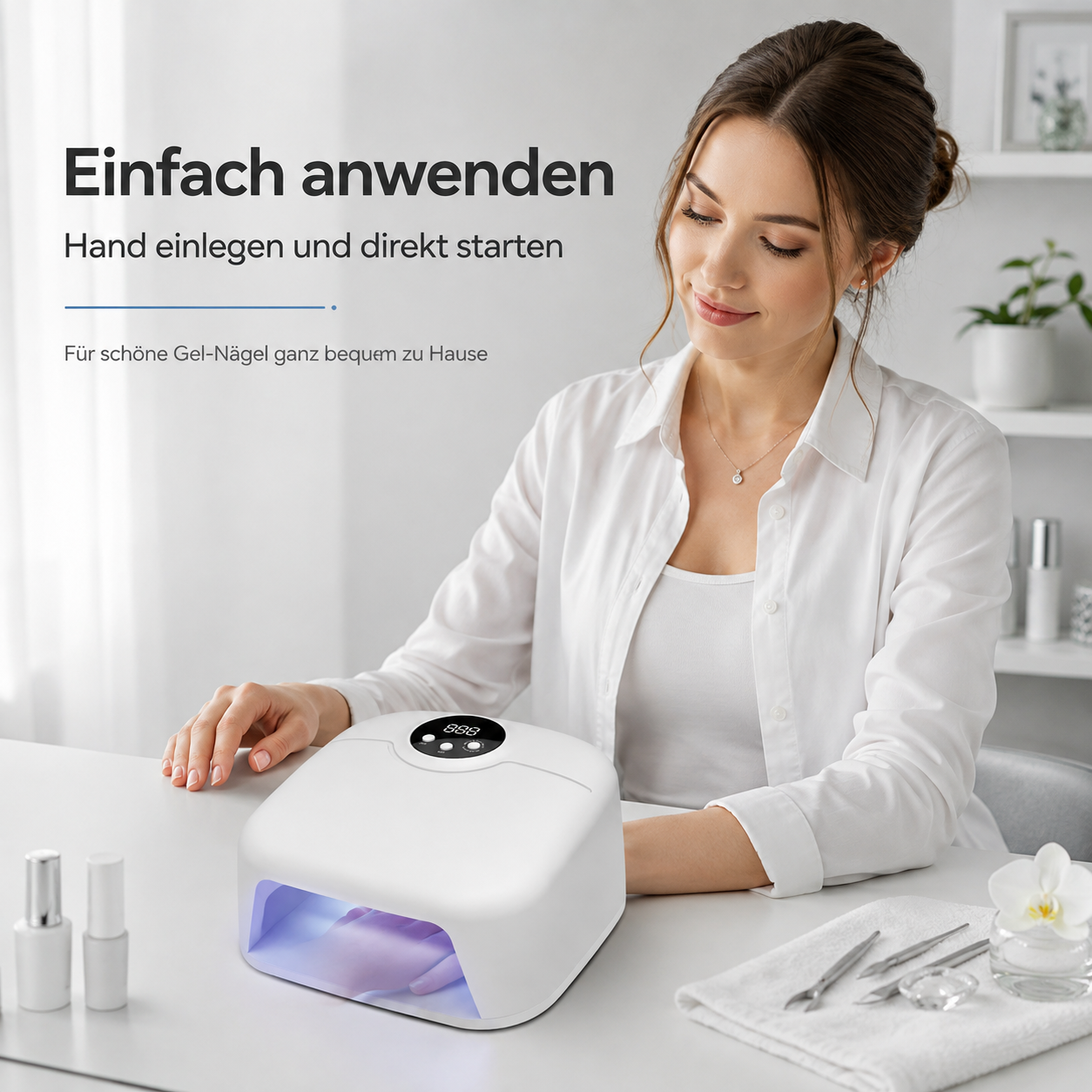 Eine Frau platziert ihre Hand in einer weißen UV-Nagellampe auf einem Tisch mit Manikürewerkzeugen.