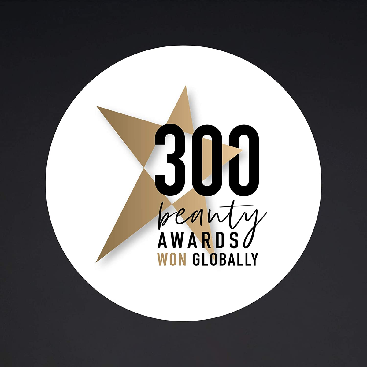 Distintivo circolare bianco con stella dorata, testo nero 300 BEAUTY AWARDS WON GLOBALLY su sfondo scuro.