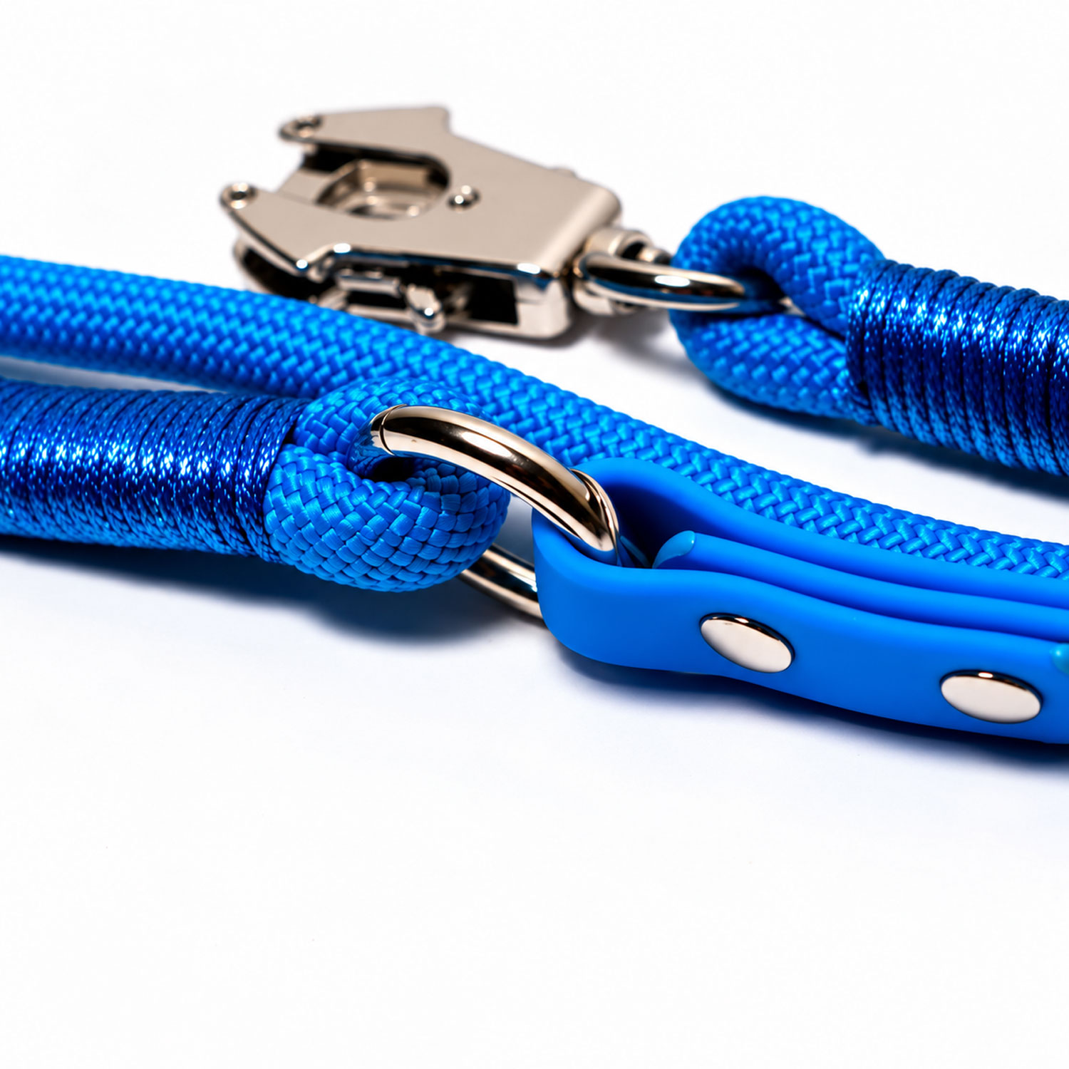 Correa de perro de cuerda azul con un mosquetón plateado y anilla sobre fondo blanco.