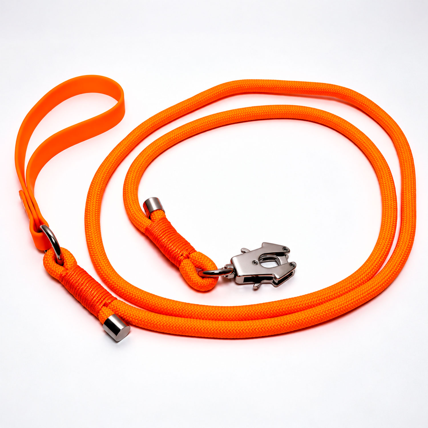 Una correa de perro naranja brillante con un lazo para la mano y un mosquetón de metal plateado sobre fondo blanco.