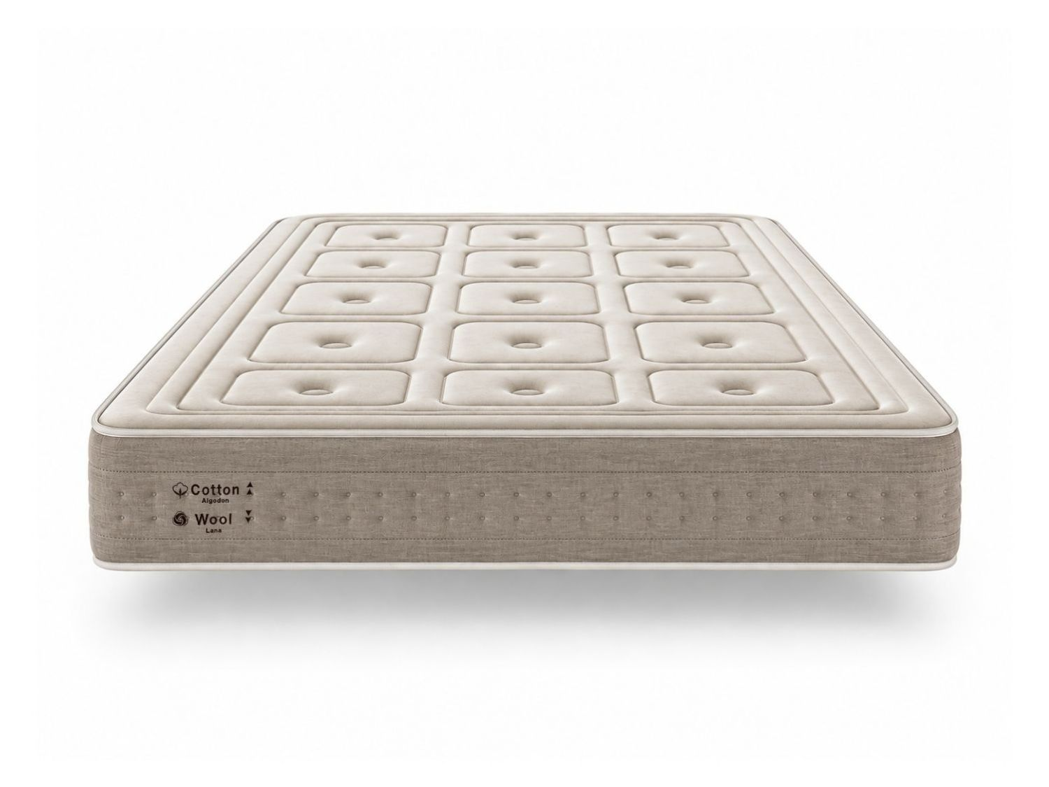 Un primer plano de un colchón beige con un patrón acolchado capitoné sobre fondo blanco.