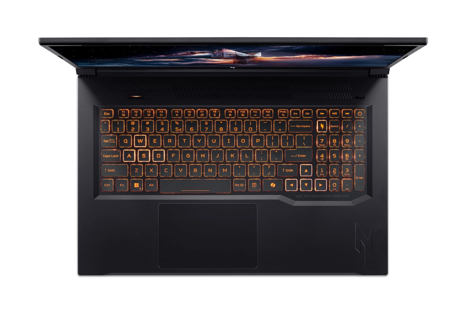 Un laptop nero con tastiera retroilluminata arancione visto dall'alto, con schermo che mostra un'immagine spaziale.