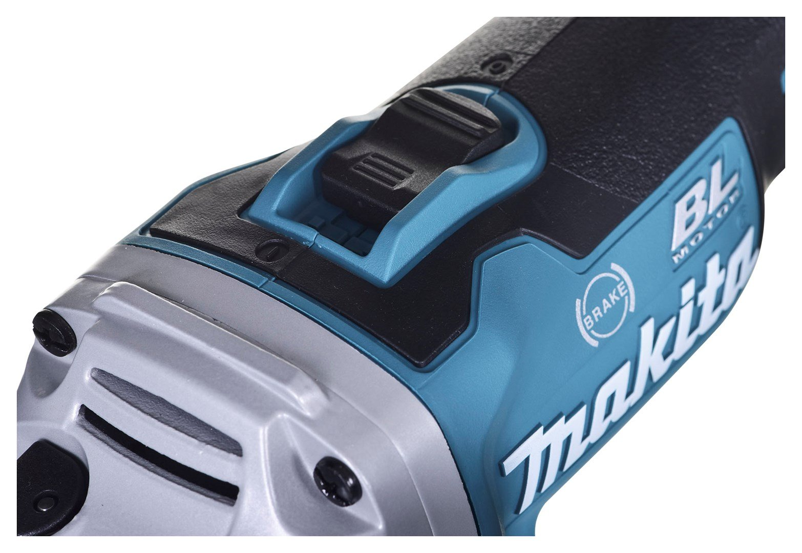 Nahaufnahme eines Makita-Winkelschleifers mit blauem Gehäuse, schwarzem Schalter und grauer Metallfront.