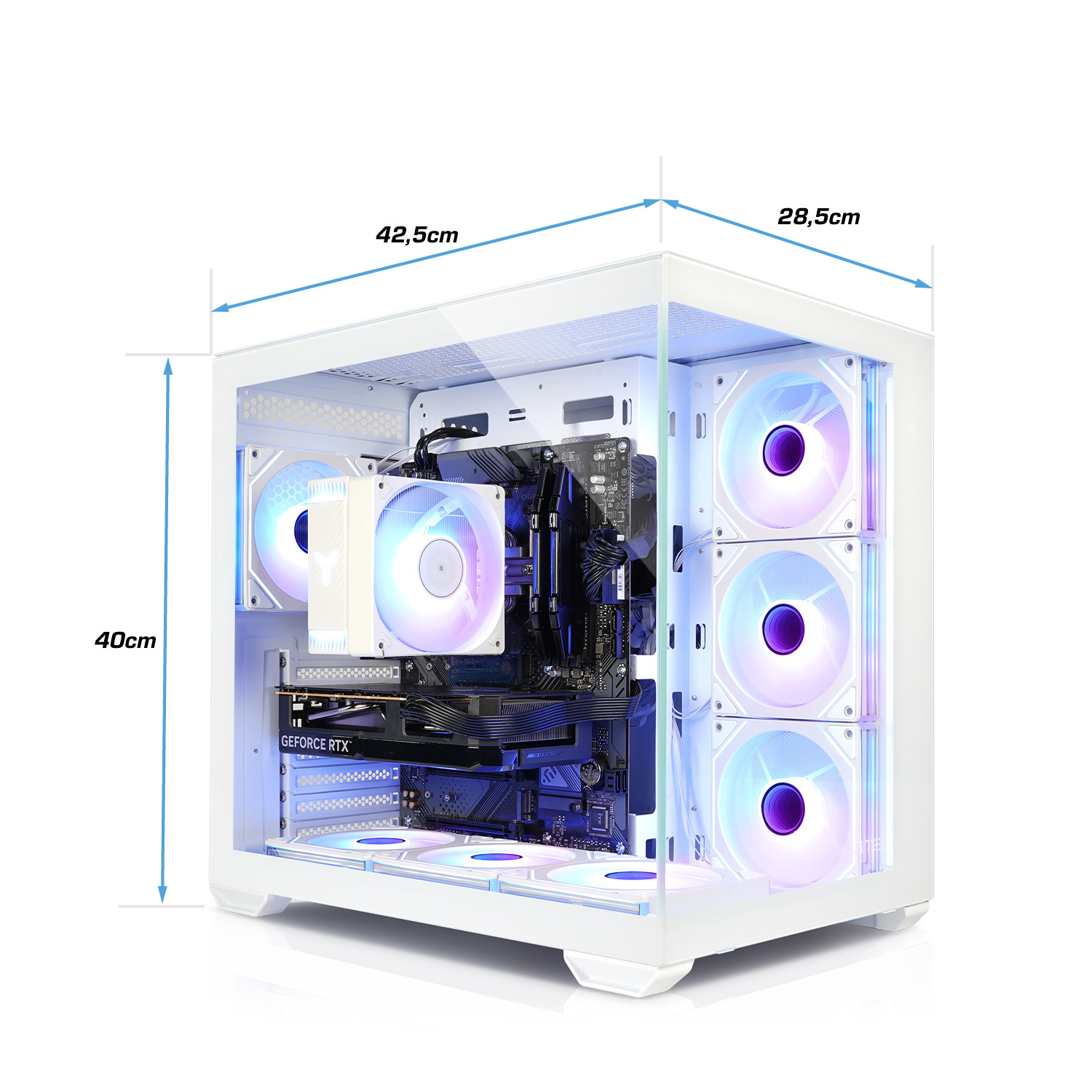 Witte gaming-pc met RGB-ventilatoren en blauwe afmetingslijnen van 42,5 cm lang, 28,5 cm breed en 40 cm hoog.