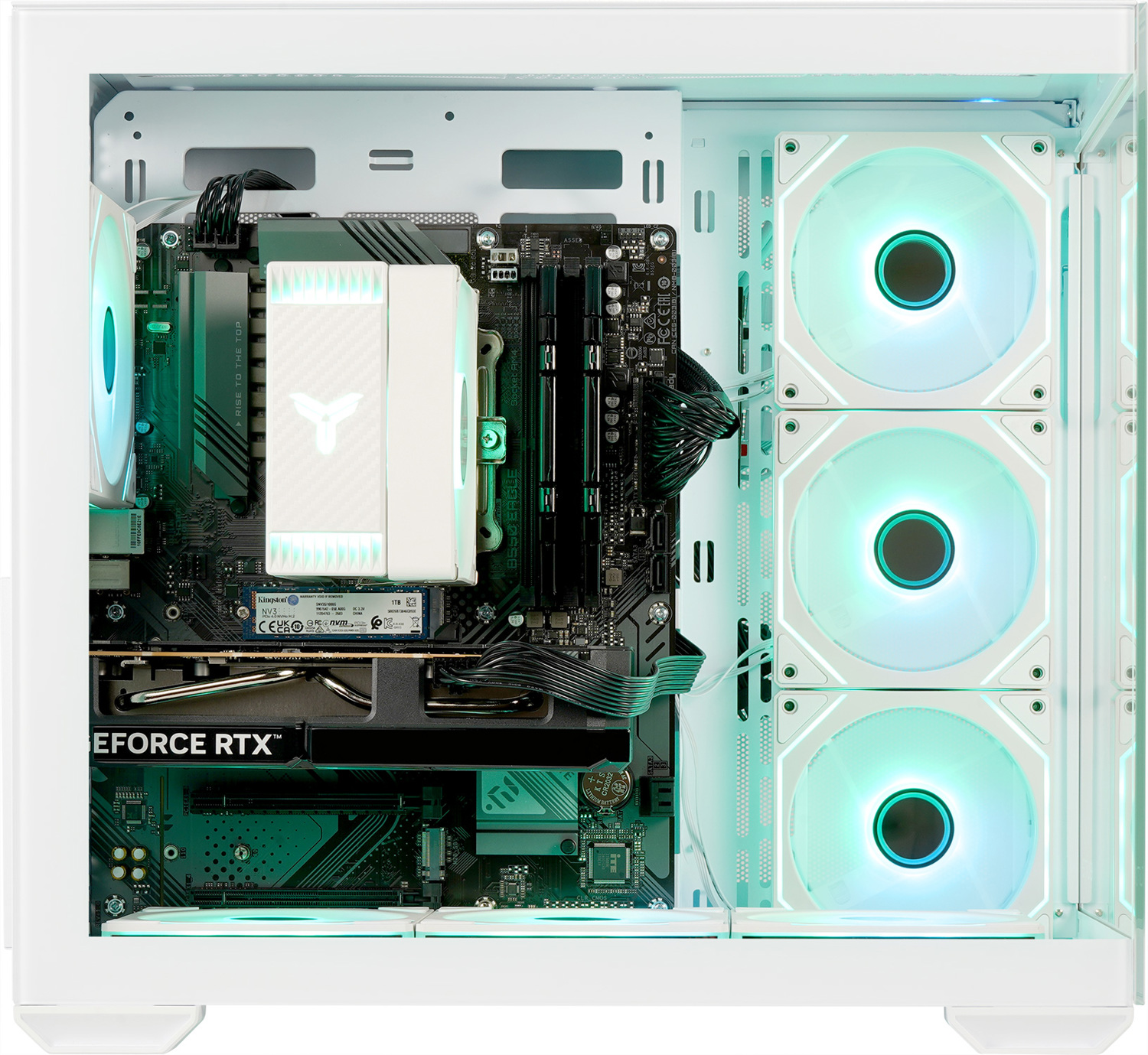 Witte pc-behuizing met groen oplichtende ventilatoren, moederbord, cpu-koeler en GeForce RTX videokaart.