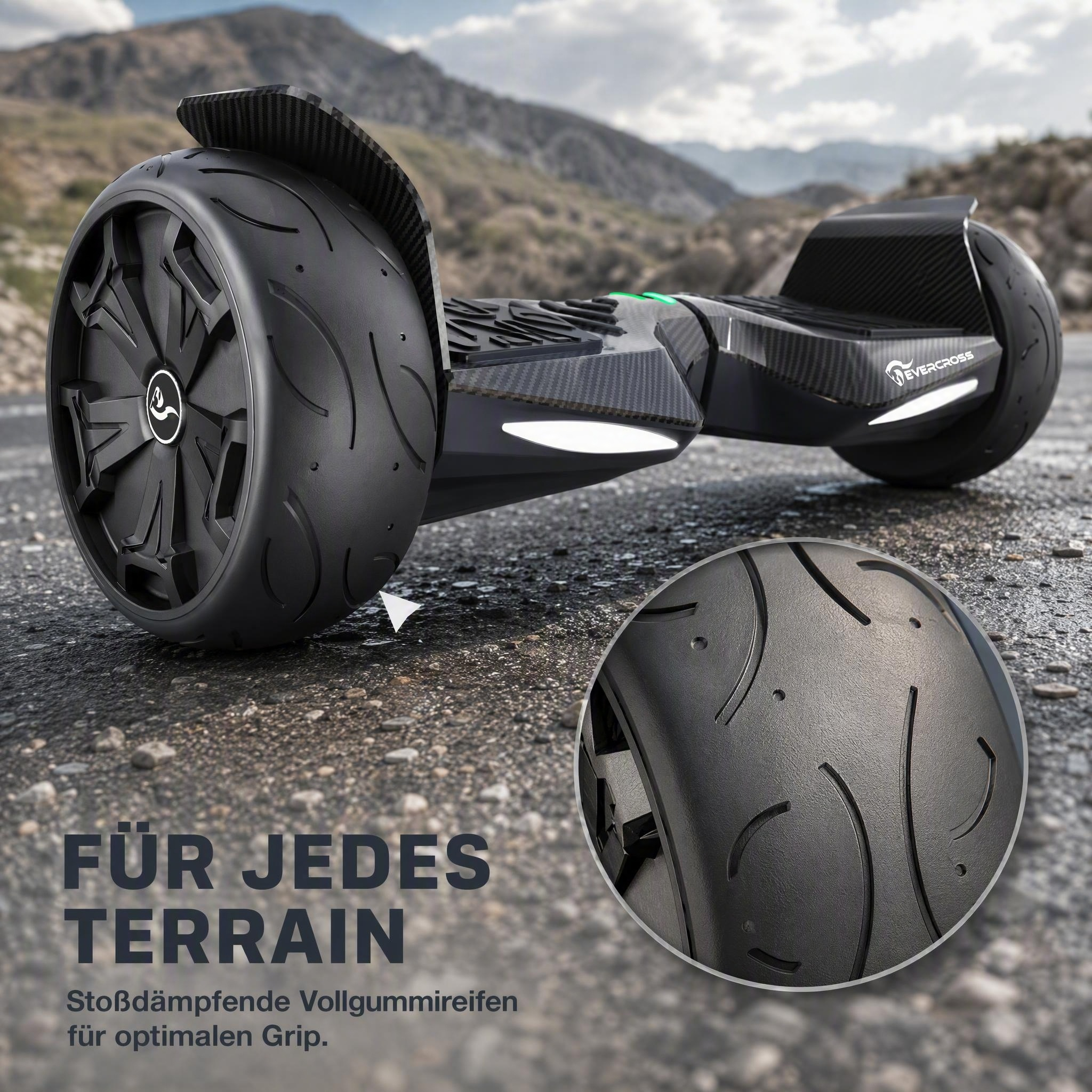 Ein schwarzes Offroad-Hoverboard auf Asphalt mit einer Nahaufnahme des stoßdämpfenden Vollgummireifens.