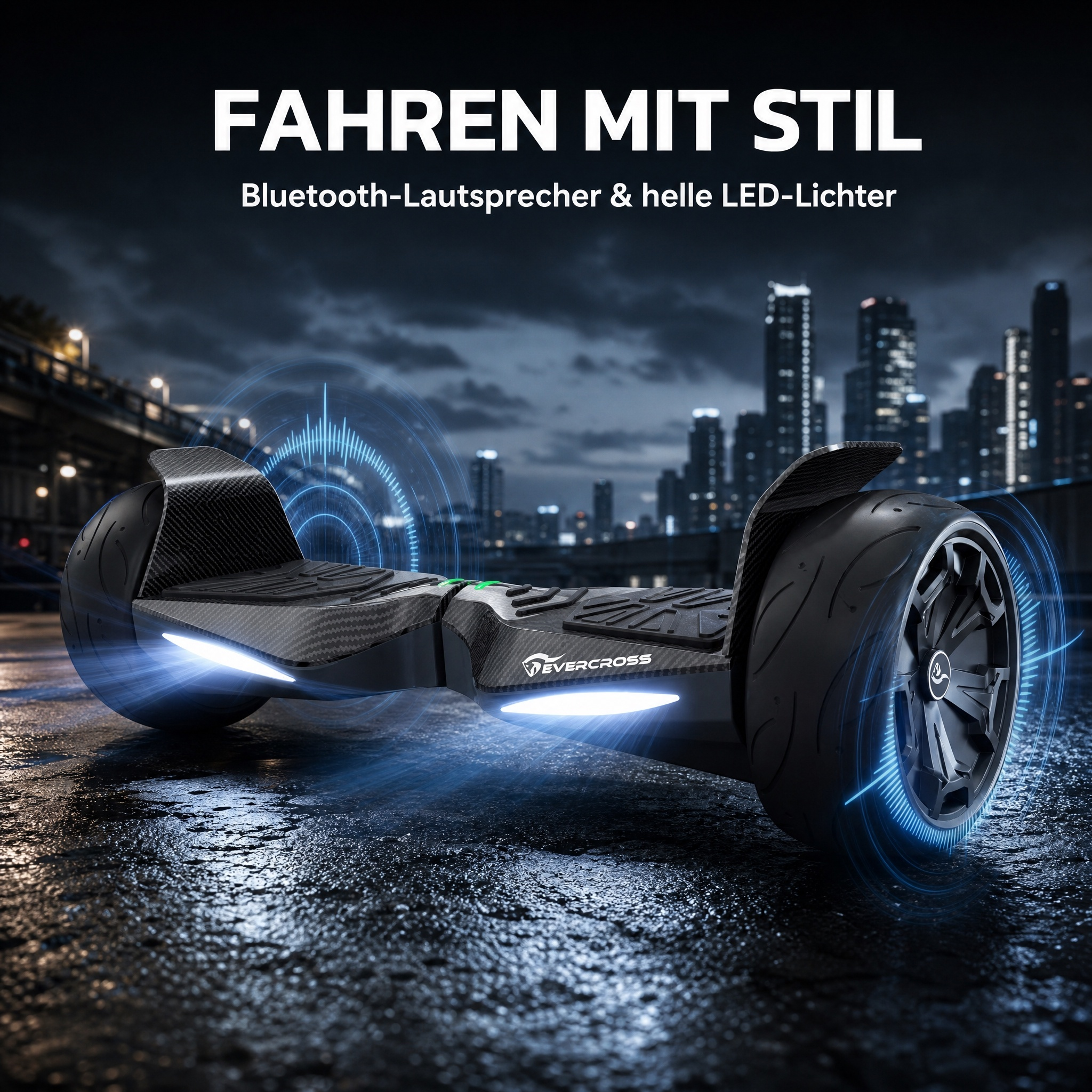 Ein schwarzes Hoverboard mit LED-Lichtern und blauen Schallwellen auf nassem Asphalt vor nächtlicher Stadtsilhouette.