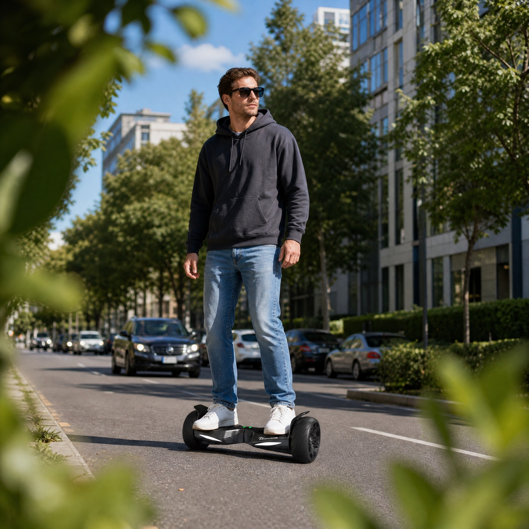 Ein Mann mit Sonnenbrille und Kapuzenpullover fährt auf einem Hoverboard eine sonnige Stadtstraße entlang.