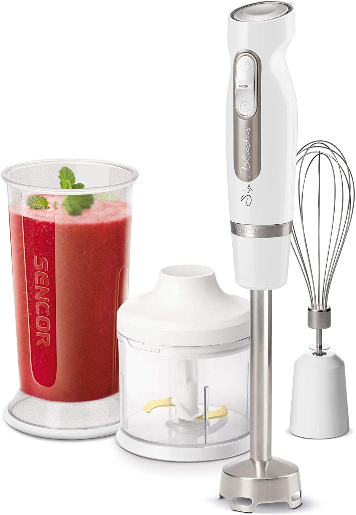 Biały blender ręczny z kubkiem, rozdrabniaczem i trzepaczką na białym tle.