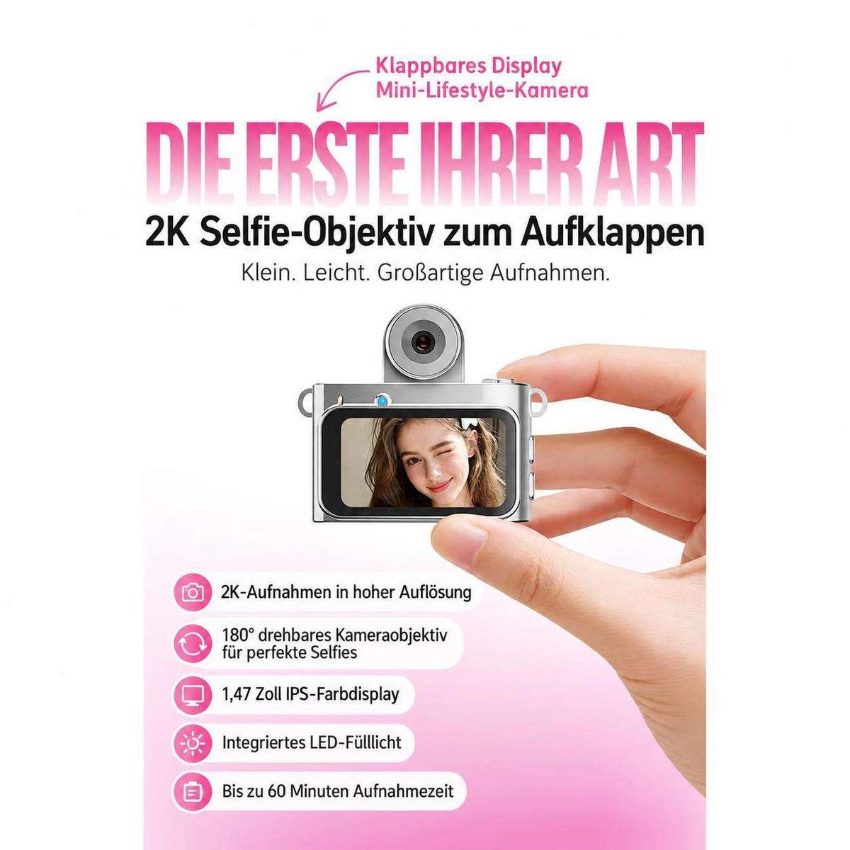 Eine Hand hält eine kleine, silberne Kamera mit klappbarem Display und Selfie-Objektiv.