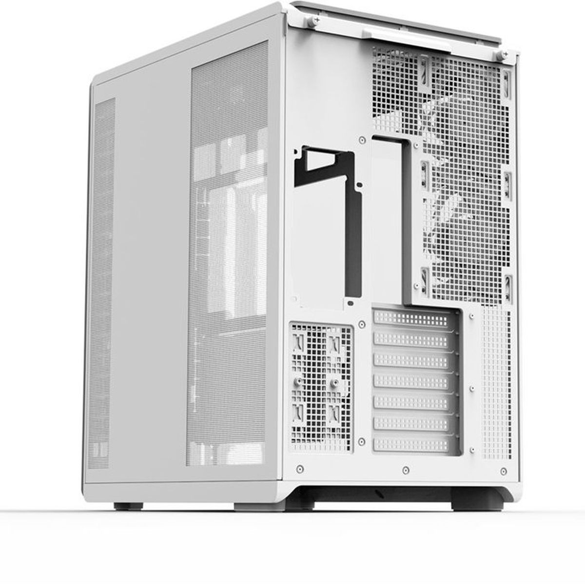 Ein weißes PC-Gehäuse mit Mesh-Seitenwänden und Lüftungsschlitzen auf weißem Hintergrund.