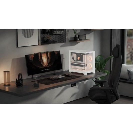 Configuration de bureau de jeu moderne avec PC blanc, moniteur et chaise noire dans une pièce.