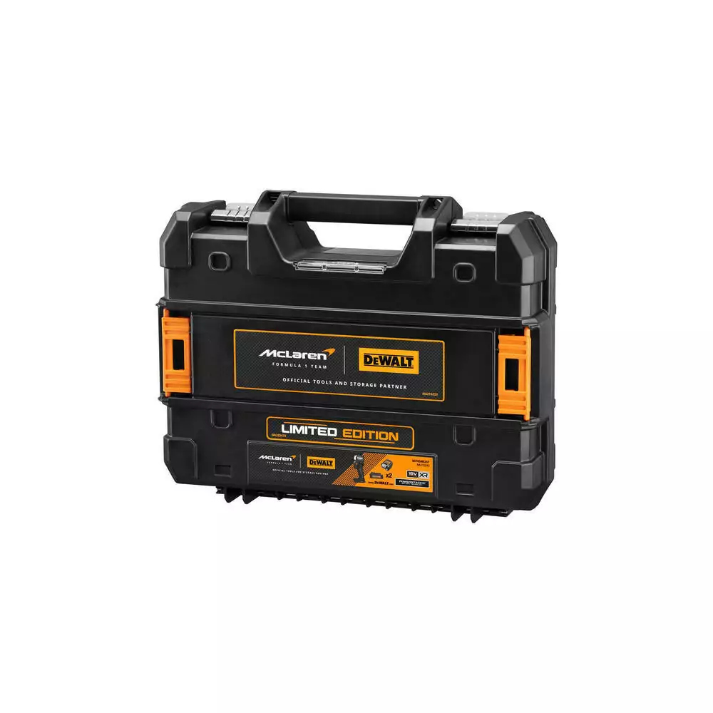 Ein schwarzer und orangefarbener DeWalt McLaren Limited Edition Werkzeugkasten aus Kunststoff vor weißem Hintergrund.
