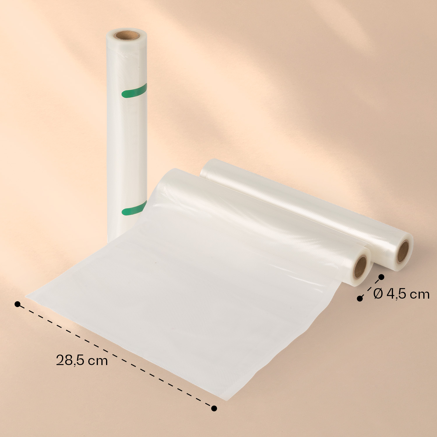Vakuumierrollen aus Plastik auf beigem Hintergrund, 28,5 cm Breite und 4,5 cm Durchmesser.