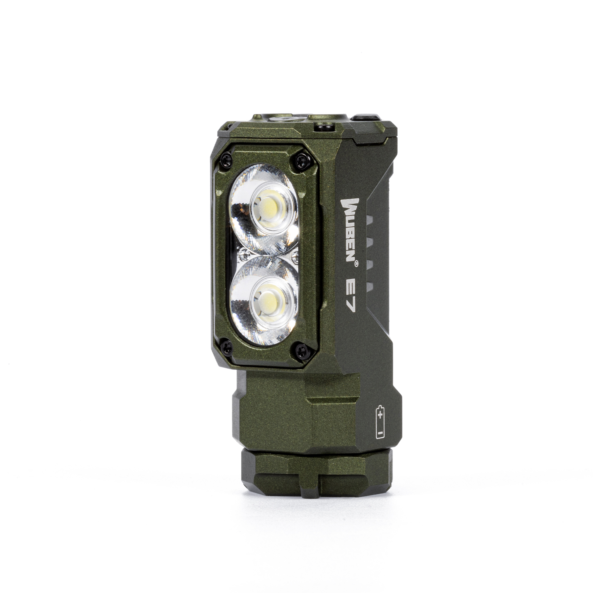 Eine kompakte, dunkelgrüne Wuben E7 Taschenlampe mit zwei LED-Linsen steht aufrecht auf weißem Hintergrund.