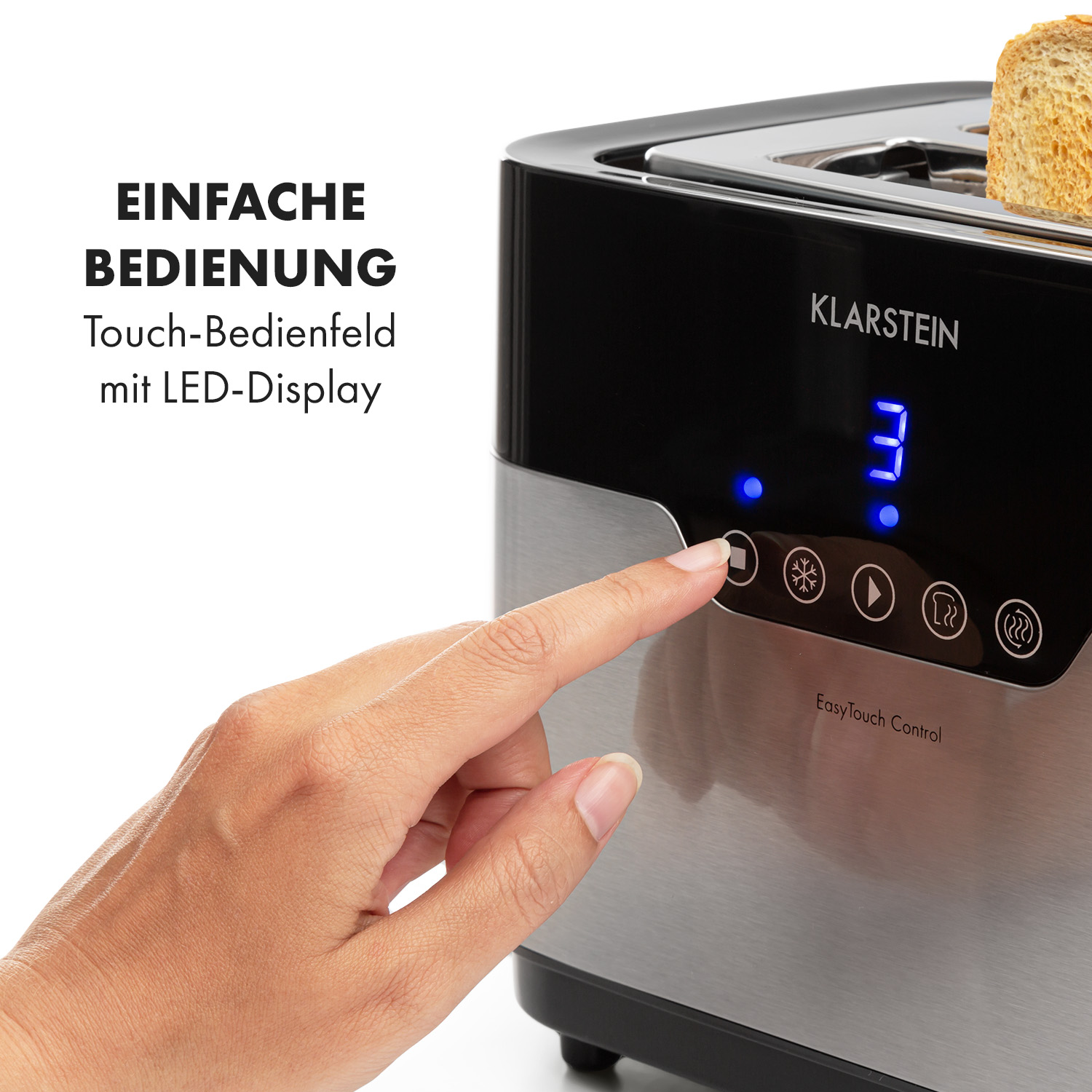 Eine Hand bedient das digitale Bedienfeld eines modernen Klarstein Toasters aus Edelstahl und Schwarz.