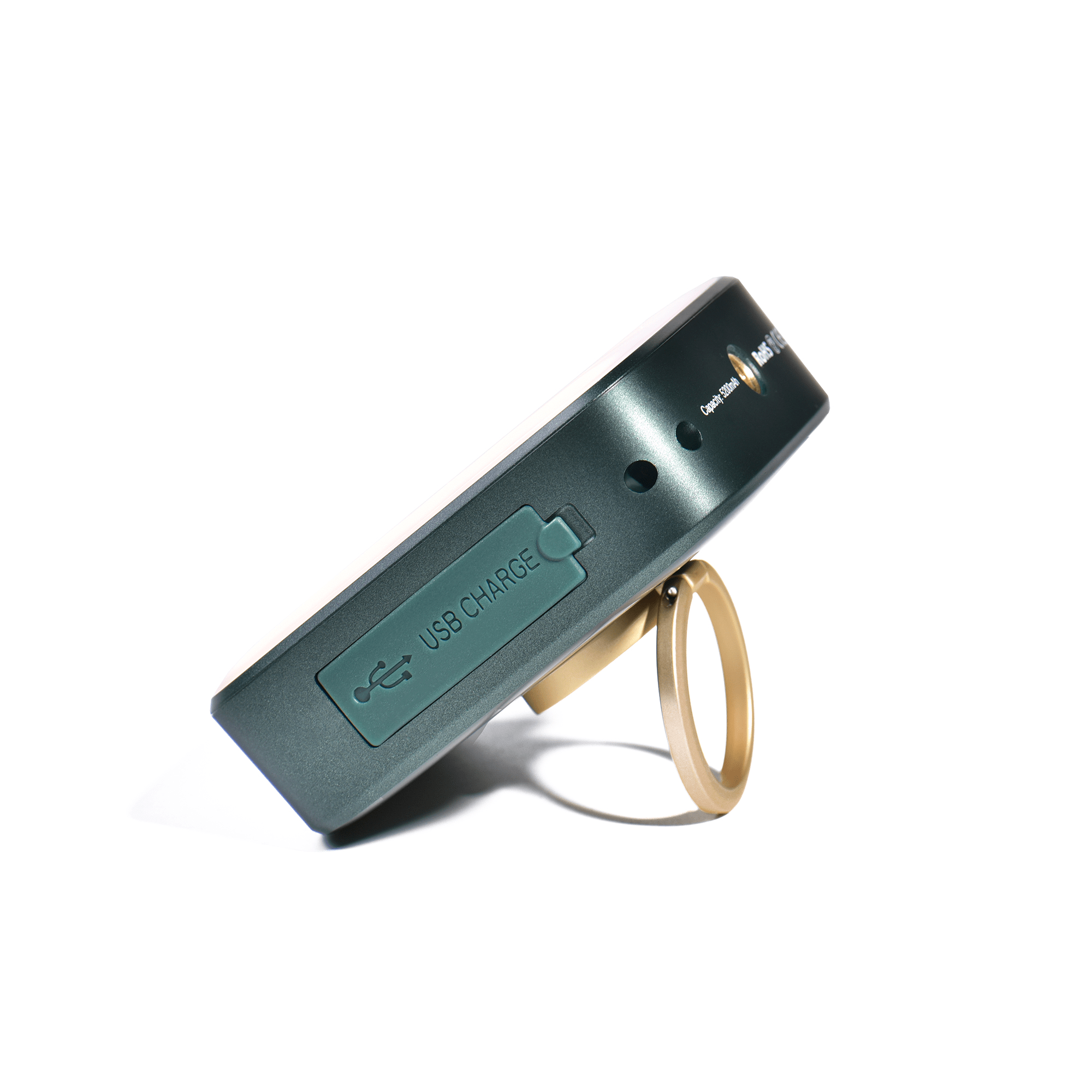 Grünes Powerbank-Gerät mit USB-Ladeanschluss und goldfarbenem Klappständer auf weißem Hintergrund.