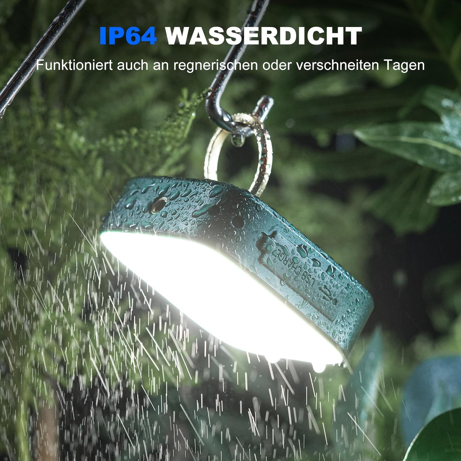 Wasserdichte LED-Leuchte hängt im Regen und leuchtet hell.
