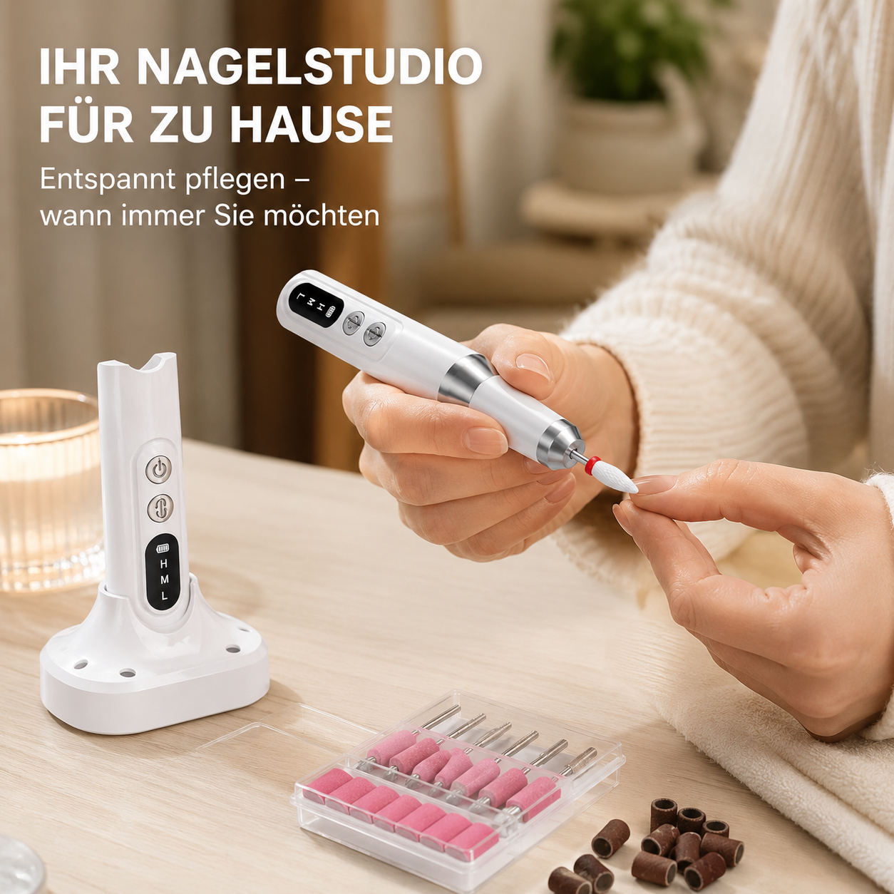 Eine Person benutzt eine elektrische Nagelfeile an den Fingern, daneben stehen Ladestation und Aufsätze.