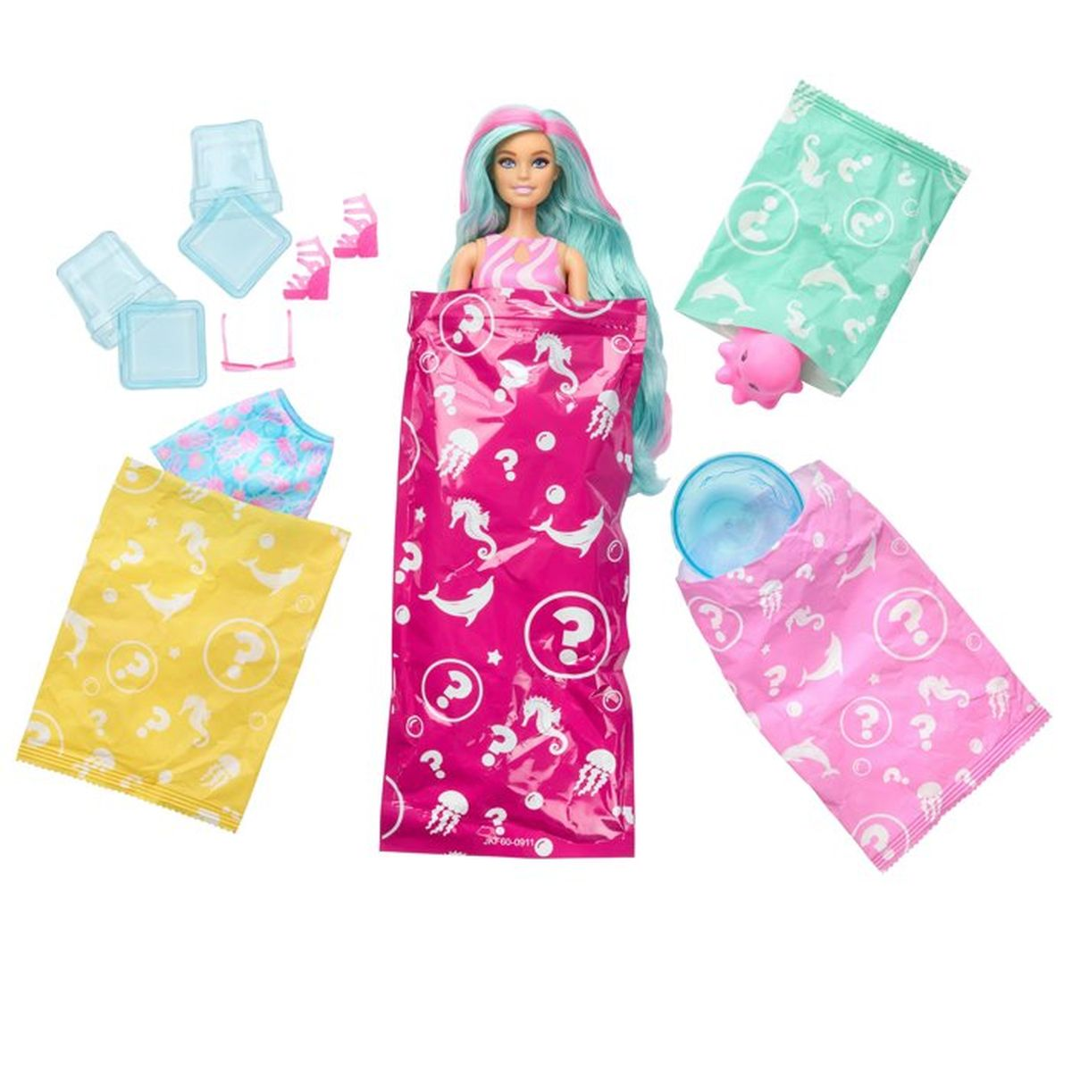 Eine Barbie-Puppe mit blau-rosa Haaren, umgeben von Überraschungstüten, Accessoires und Mystery-Gegenständen vor weißem Hintergrund.