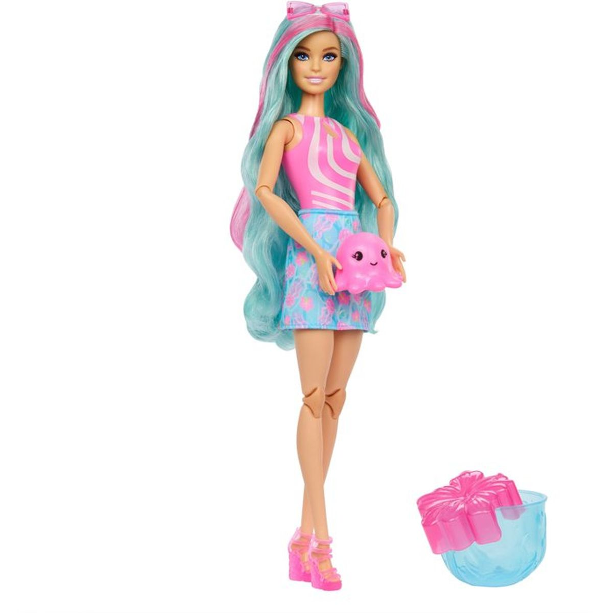 Modepuppe mit blau-rosa Haaren, rosa Oberteil, blauem Rock und einem kleinen pinken Oktopus in den Händen.