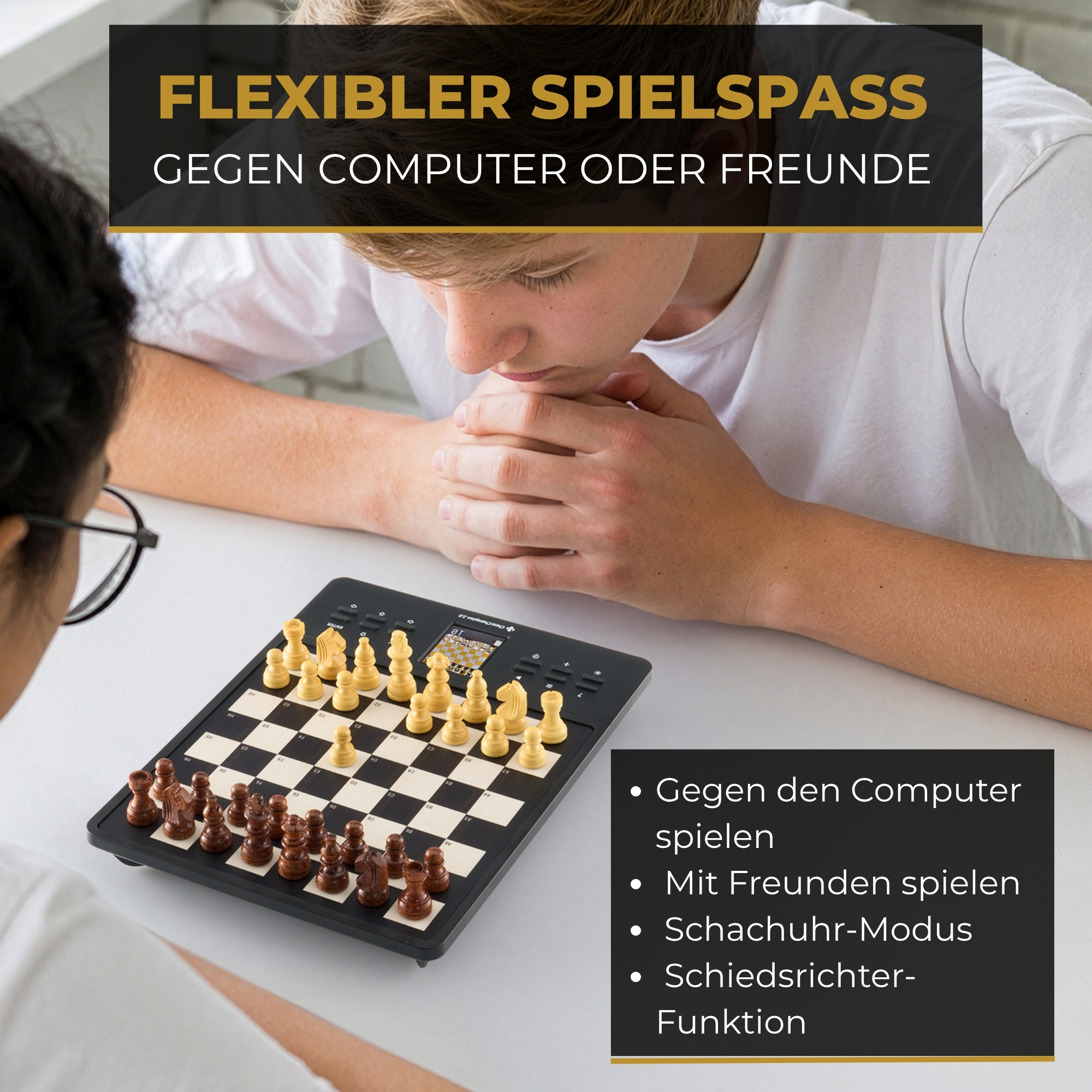 Zwei Personen sitzen am Tisch und spielen Schach auf einem elektronischen Schachbrett.