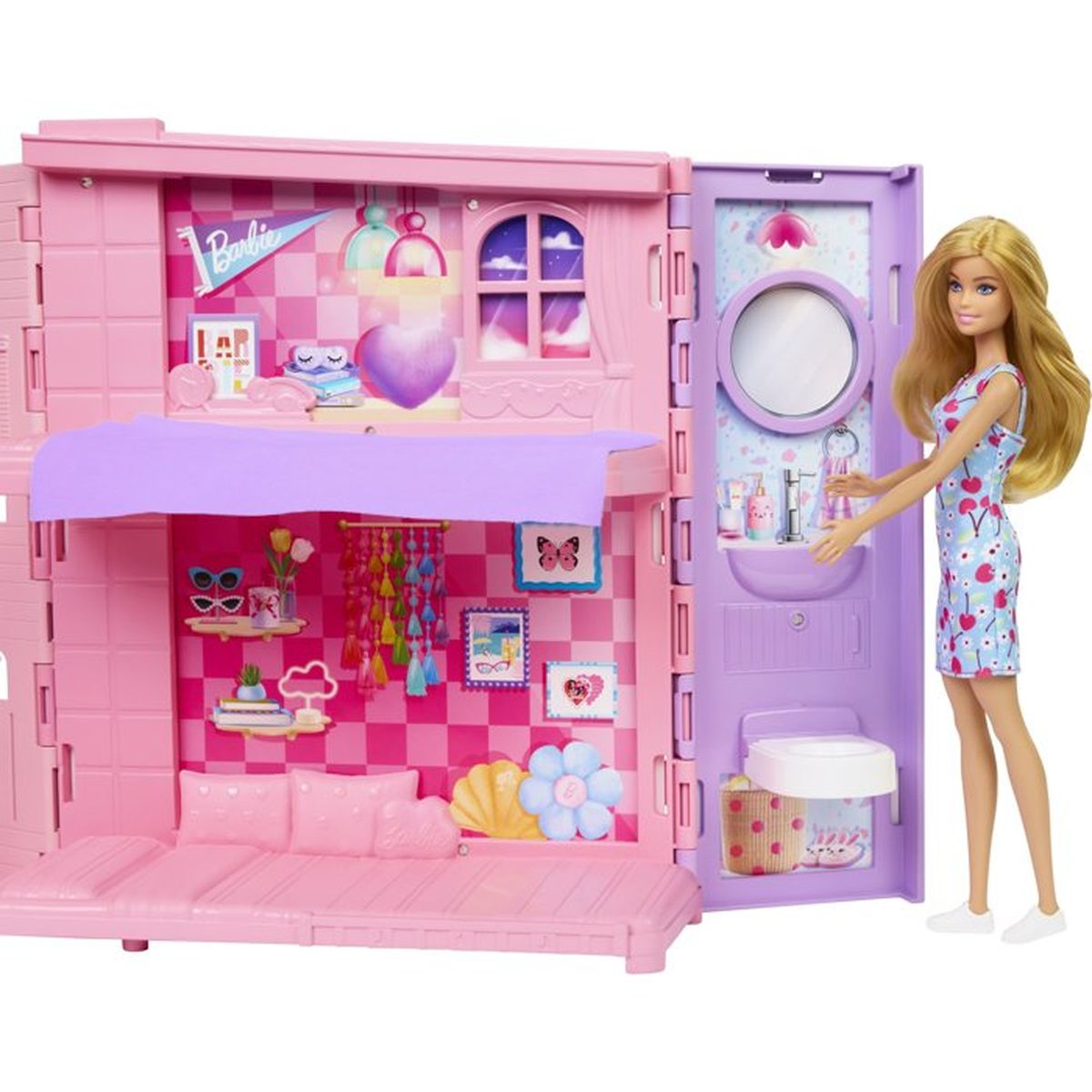 Eine blonde Barbie-Puppe steht neben ihrem offenen, zweistöckigen rosa und lila Puppenhaus mit Schlafzimmer und Bad.