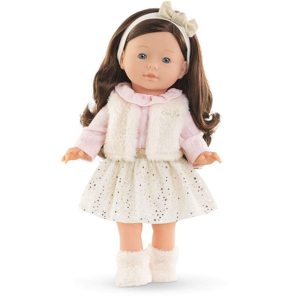 Eine Puppe mit braunem Haar, blauem Blick und einem weißen Schleifen-Haarband trägt ein weißes, glitzerndes Kleid.