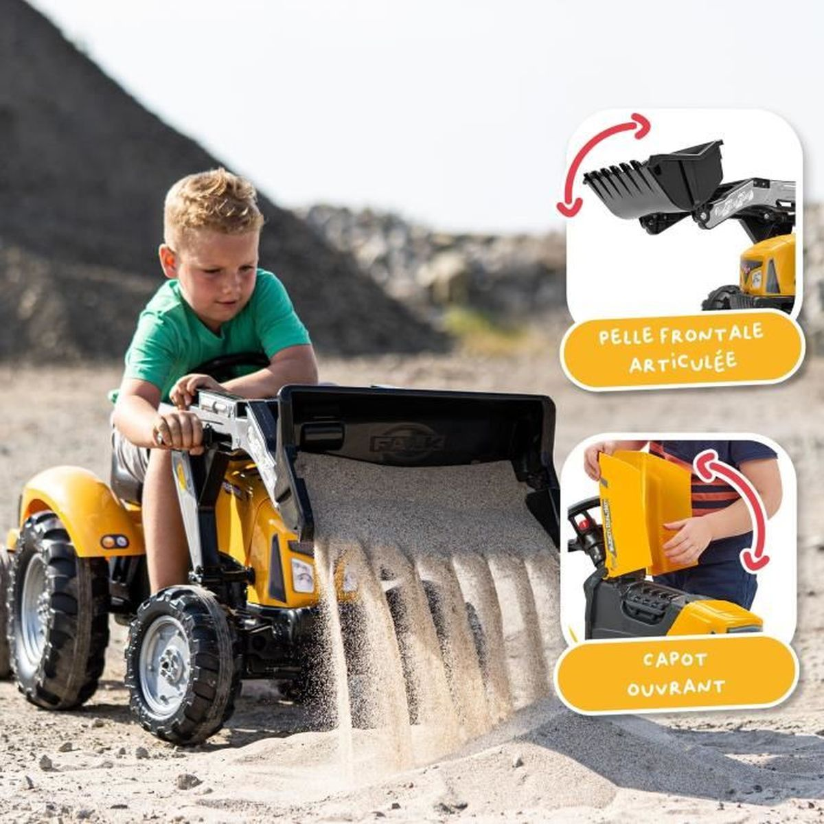 Ein Junge fährt einen gelben Spielzeugtraktor, der Sand aus der Schaufel kippt. Rechts sind Detailbilder eingeblendet.