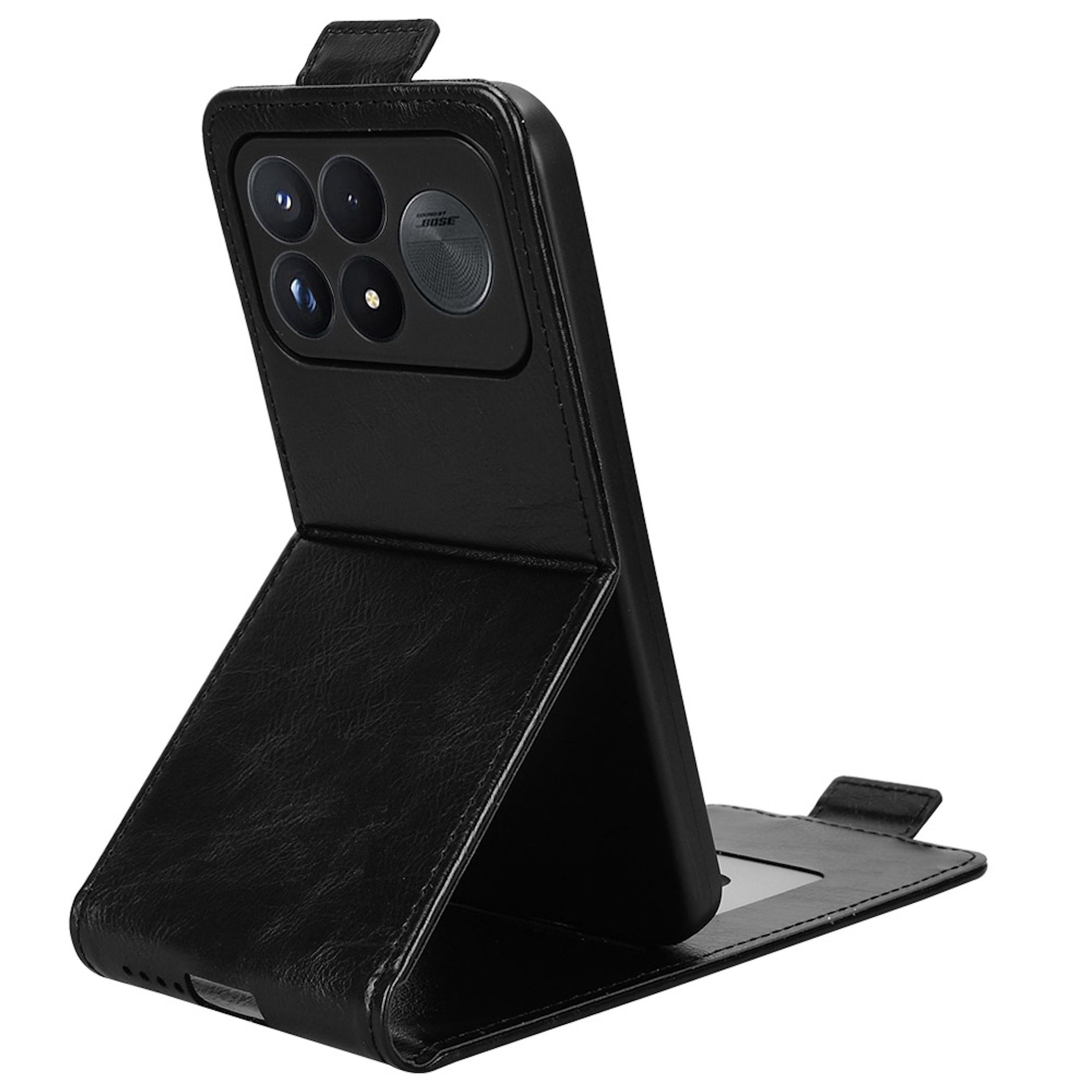 Ein schwarzes Smartphone in einer Lederklapphülle, die als Ständer dient und die Kameralinsen zeigt.