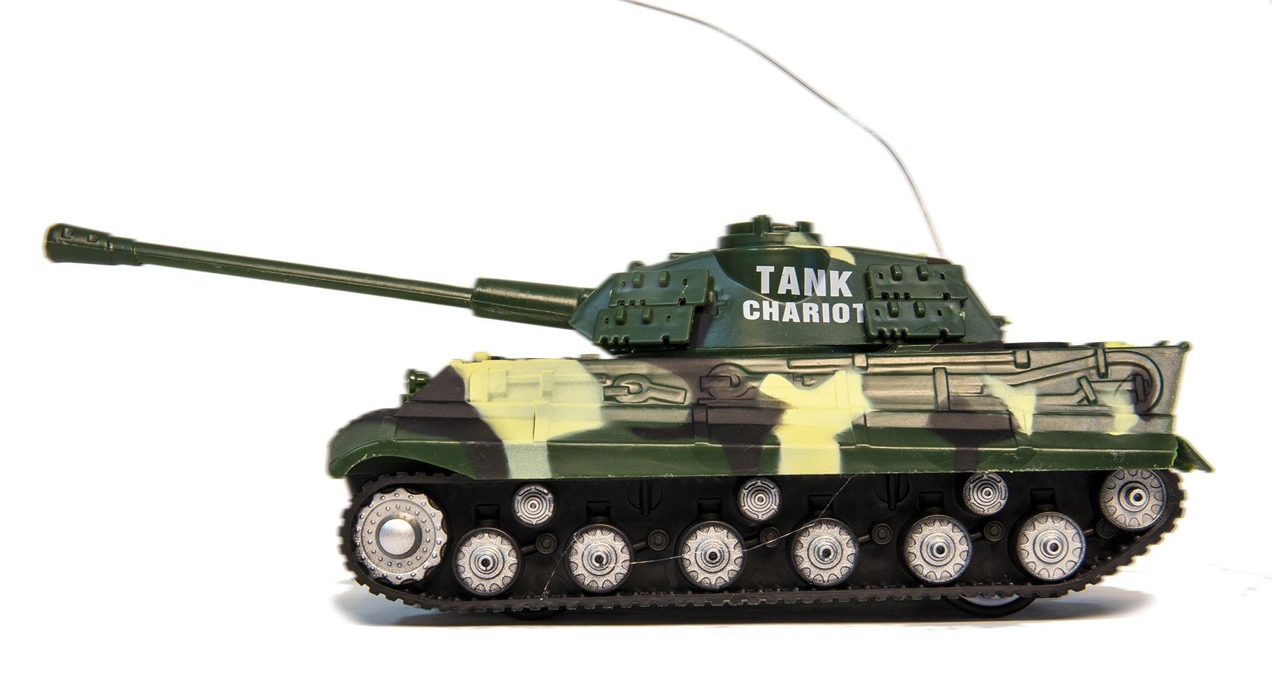 Zielony czołg-zabawka w moro z napisem TANK CHARIOT i długą anteną, na gładkim białym tle.