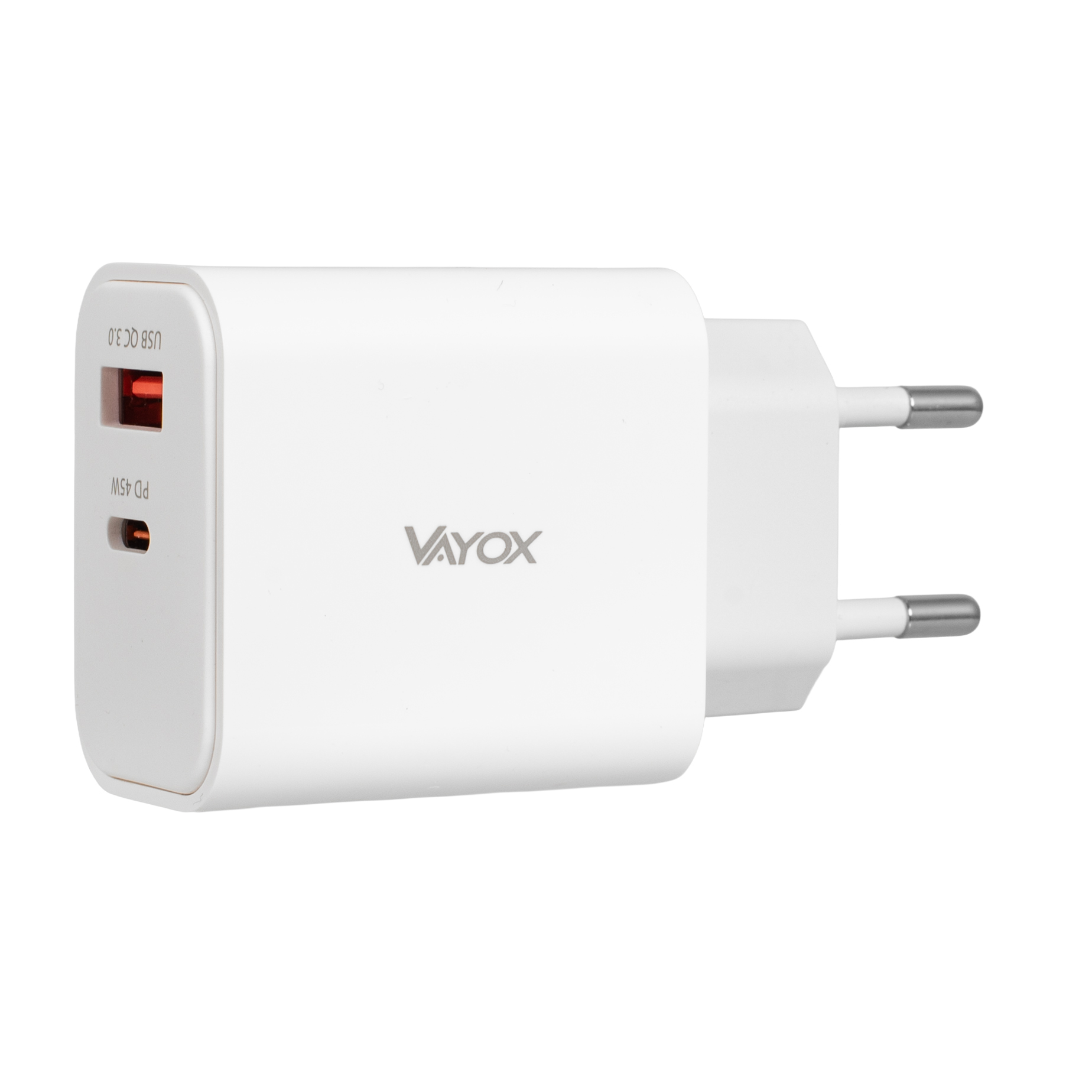 Fehér Vayox USB töltő egy QC 3.0 és egy PD 45W porttal, valamint két dugócsappal fehér háttér előtt.