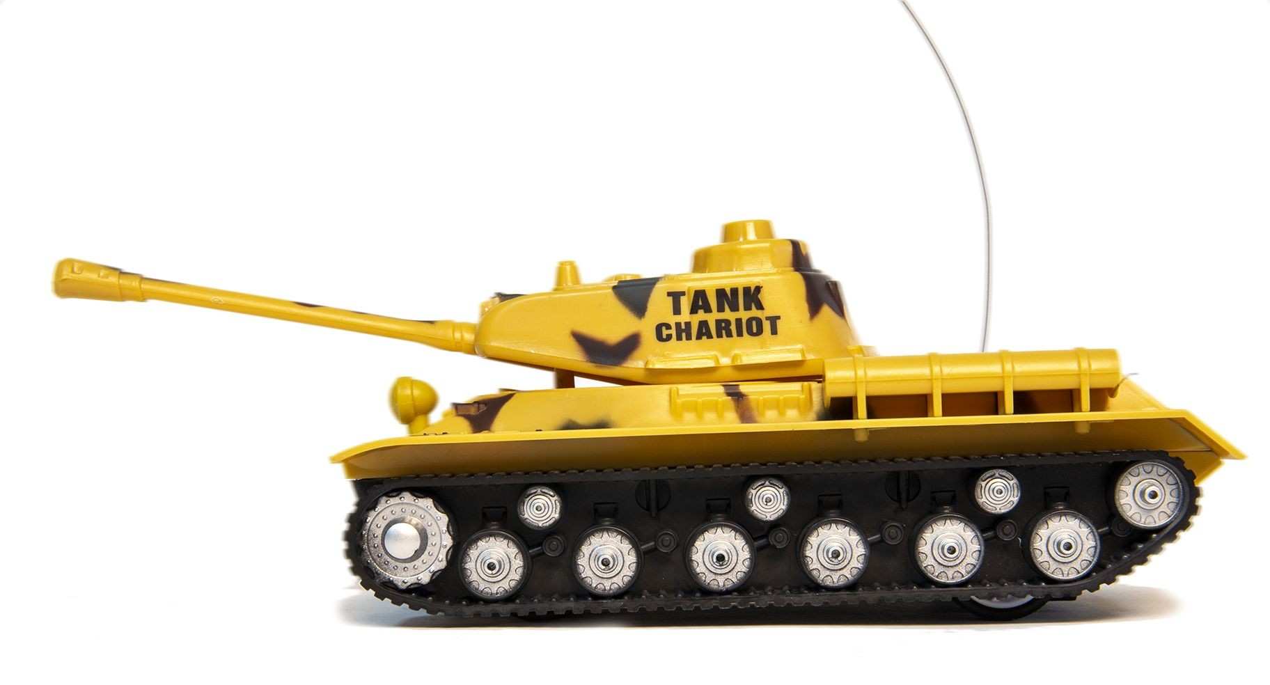 Żółty czołg zabawka z brązowymi plamami i napisem TANK CHARIOT na białym tle.