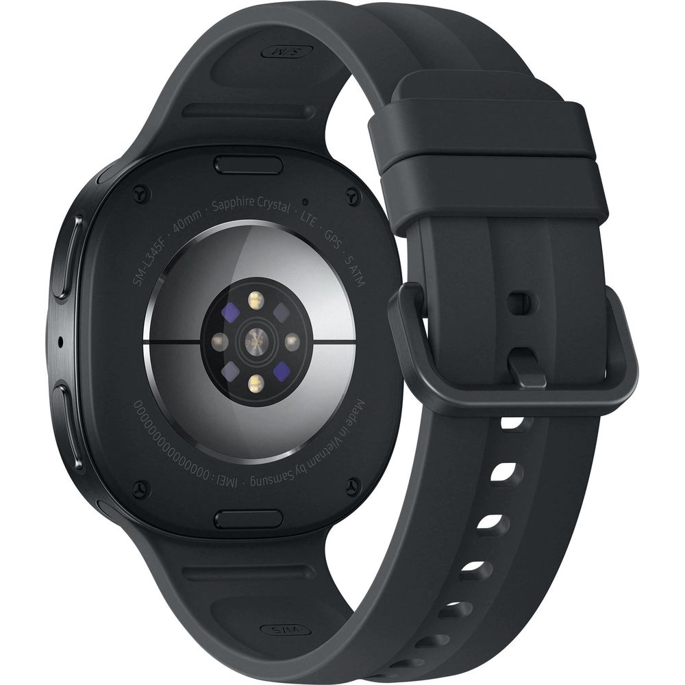 Vista trasera de un reloj inteligente negro con sensores y correa de caucho sobre fondo blanco.