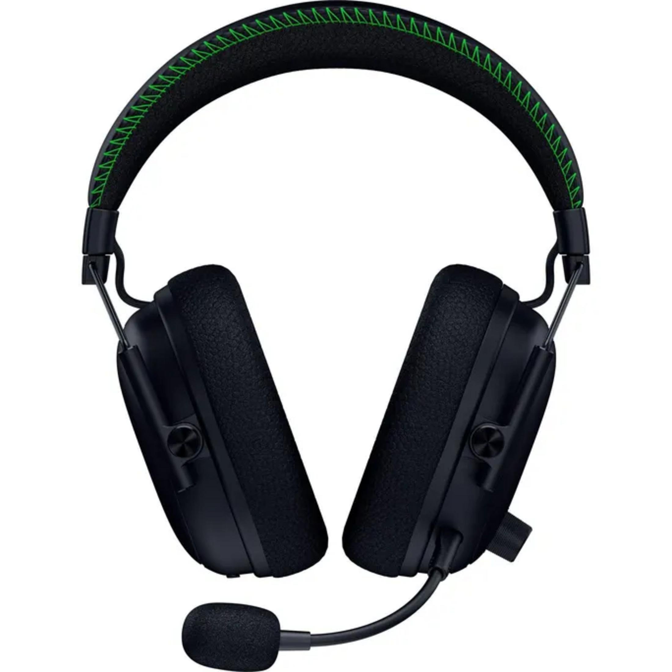 Schwarzes Gaming-Headset mit grünen Nähten, Mikrofon und gepolsterten Ohrmuscheln auf weißem Hintergrund.
