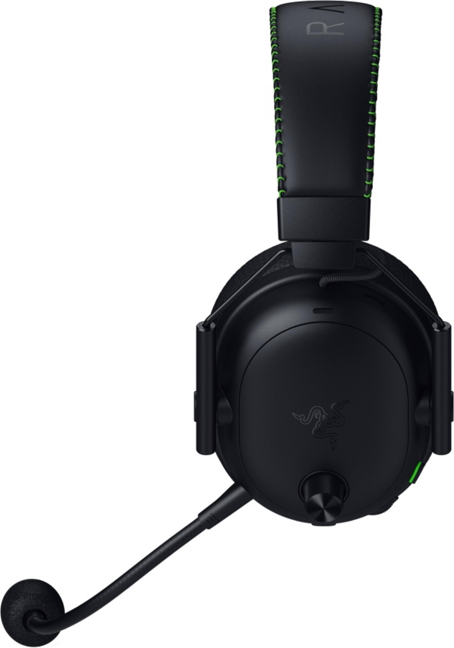 Schwarze Razer-Gaming-Headset mit Mikrofon und grünen Nähten am Bügel.