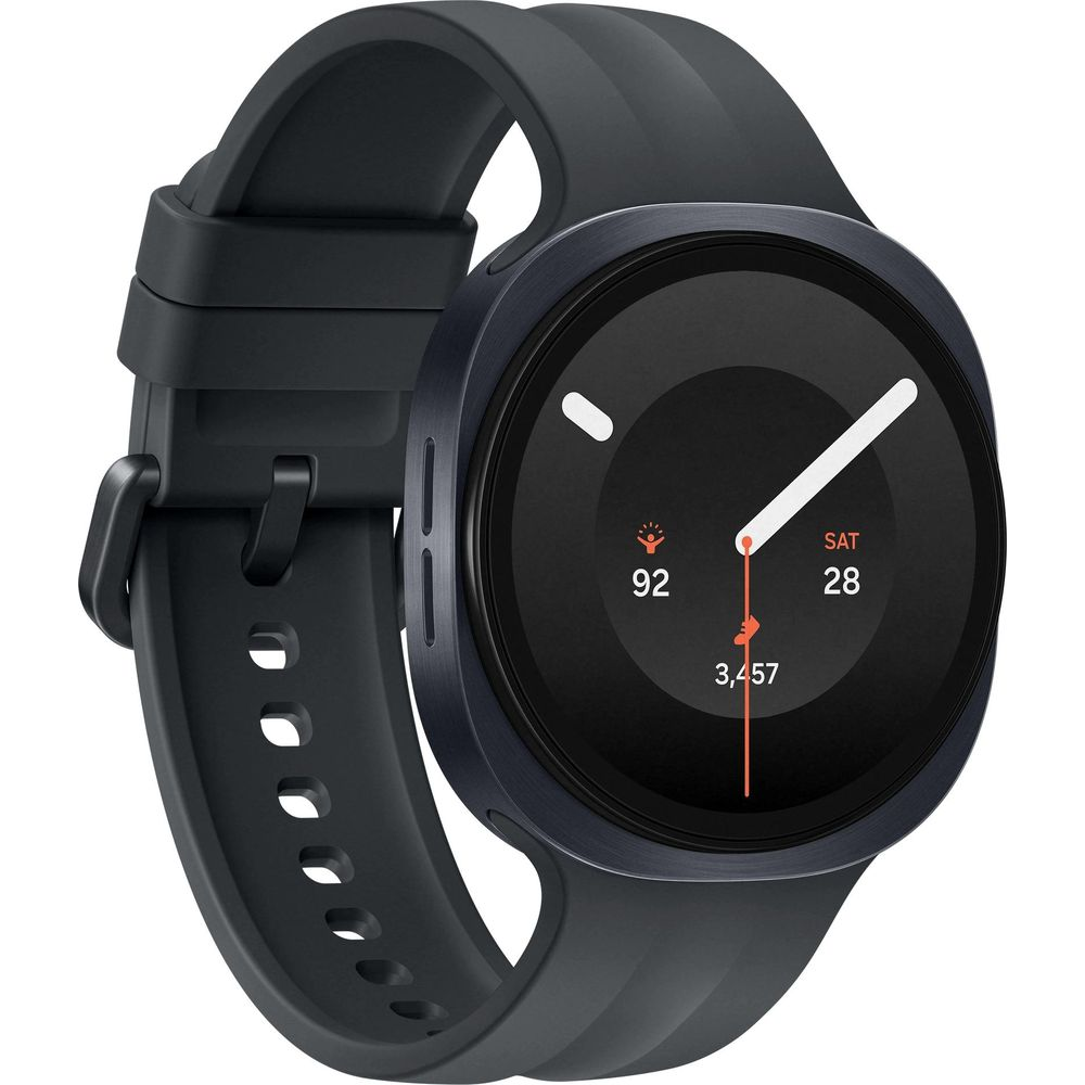 Schwarze Smartwatch mit rundem Zifferblatt und Silikonarmband auf weißem Hintergrund.