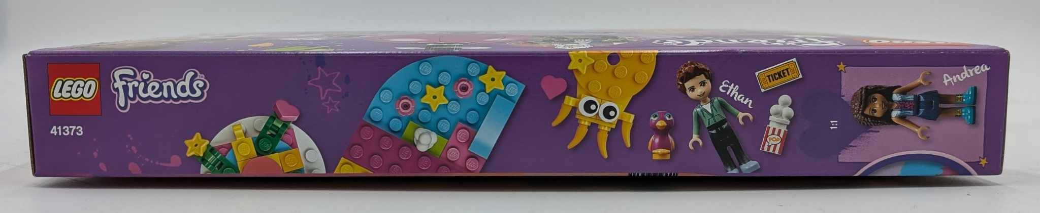 Seitenansicht einer lila LEGO Friends 41373 Verpackung mit bunten Bausteinen, Figuren und Grafiken.