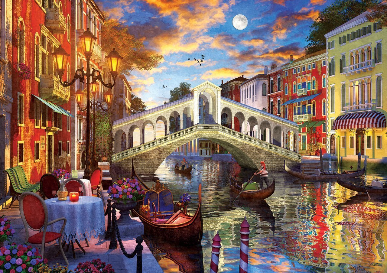 Gün batımında Rialto Köprüsü, kanallar, gondollar ve renkli binalarla Venedik'in akşam manzarası.