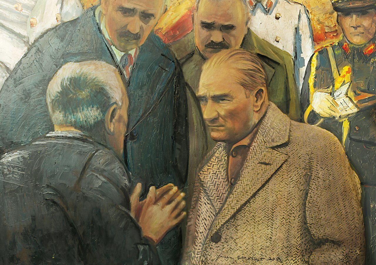 Ön planda Atatürk'ün yer aldığı, takım elbiseli ve üniformalı erkekler tablosu.