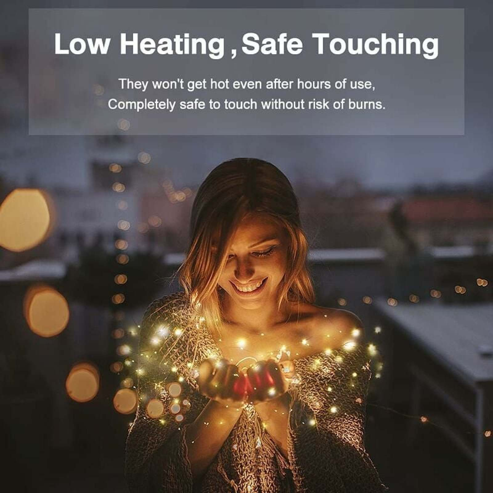 Eine lächelnde Frau hält funkelnde Lichter in ihren Händen im Freien.
