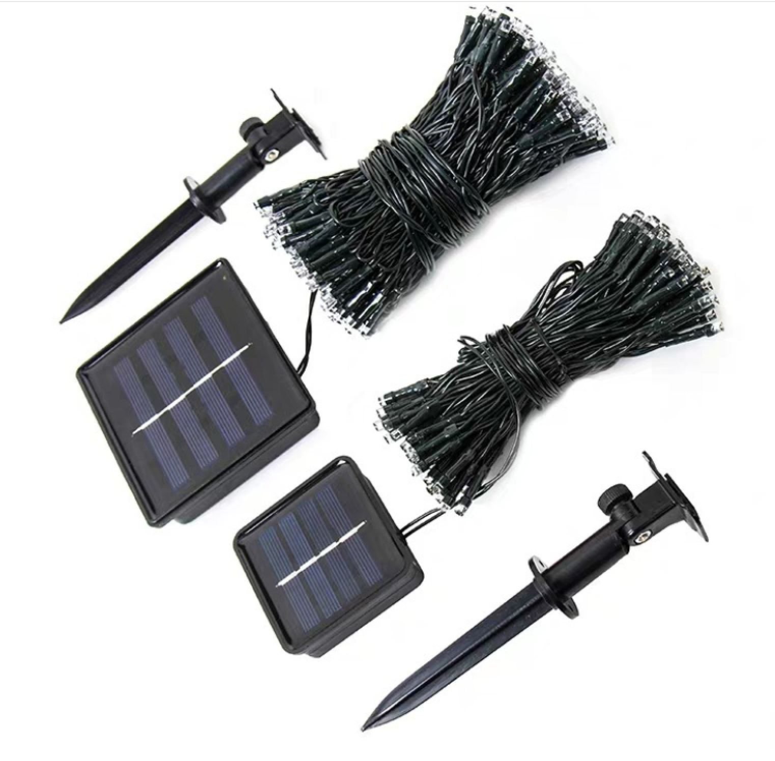 Zwei Sätze Solar-Lichterketten mit Solarmodulen und Erdspießen auf weißem Hintergrund.