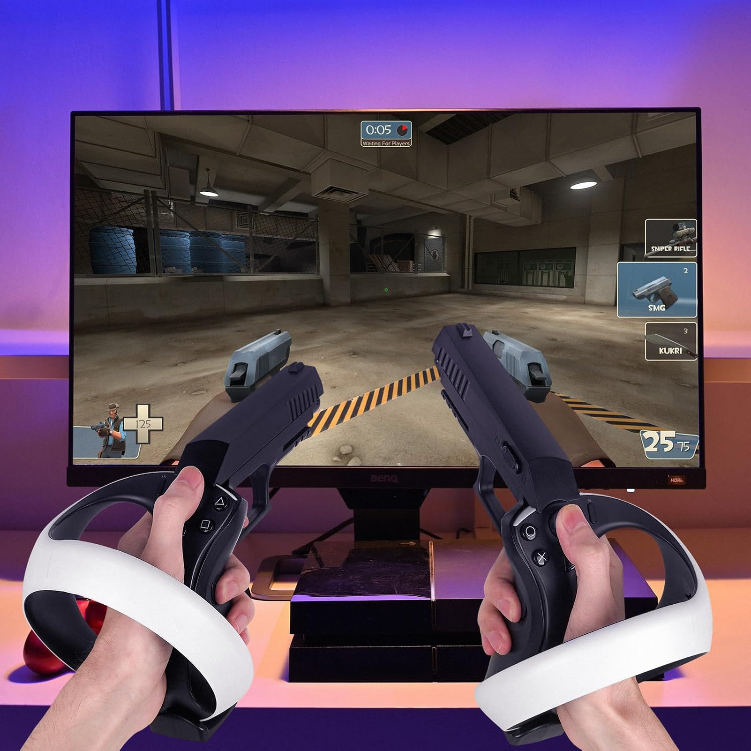Hände mit VR-Controllern spielen einen Ego-Shooter auf einem Monitor in einem Raum mit violetter Beleuchtung.