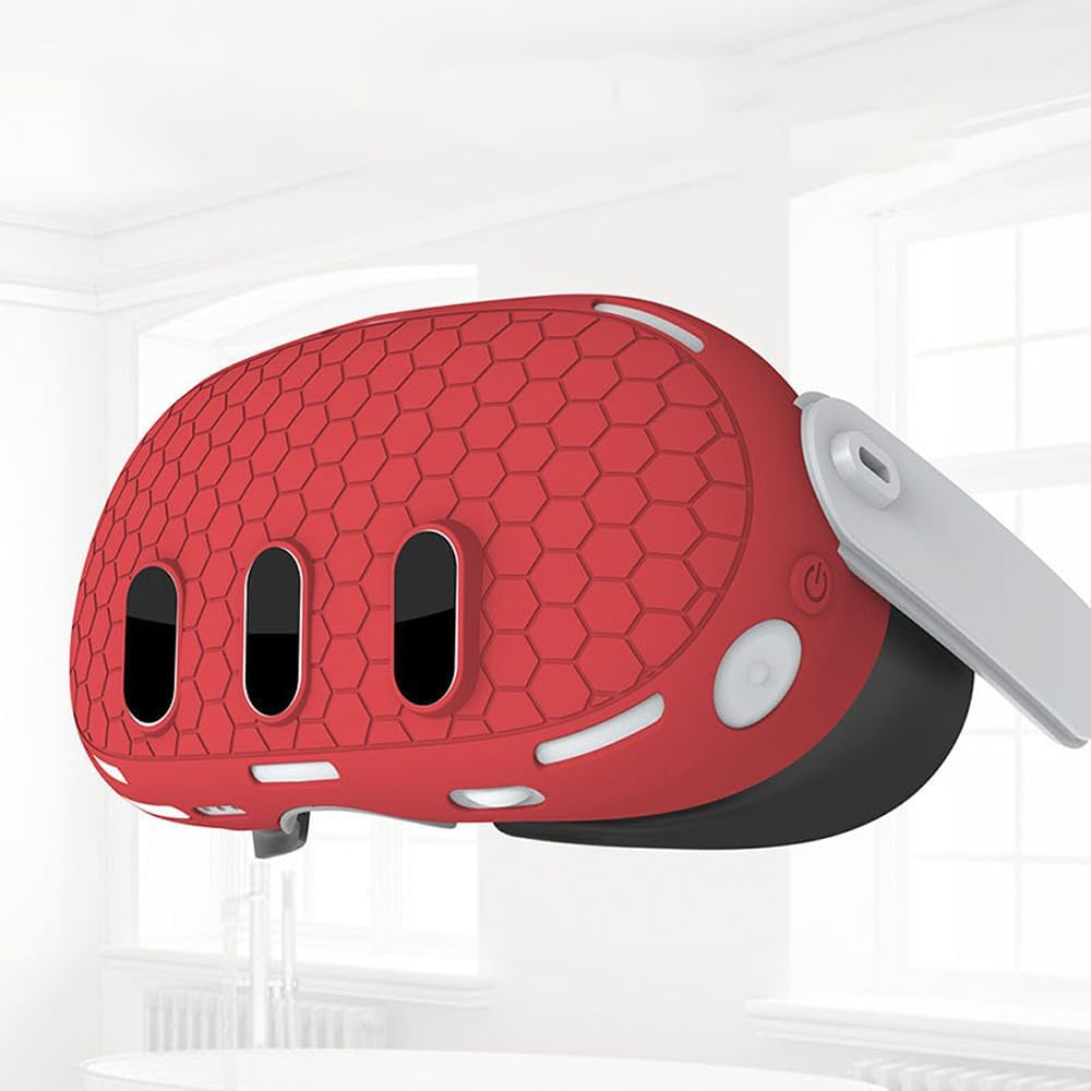 Ein rotes VR-Headset-Cover mit Wabenstruktur und drei schwarzen Aussparungen vor hellem Raumhintergrund.