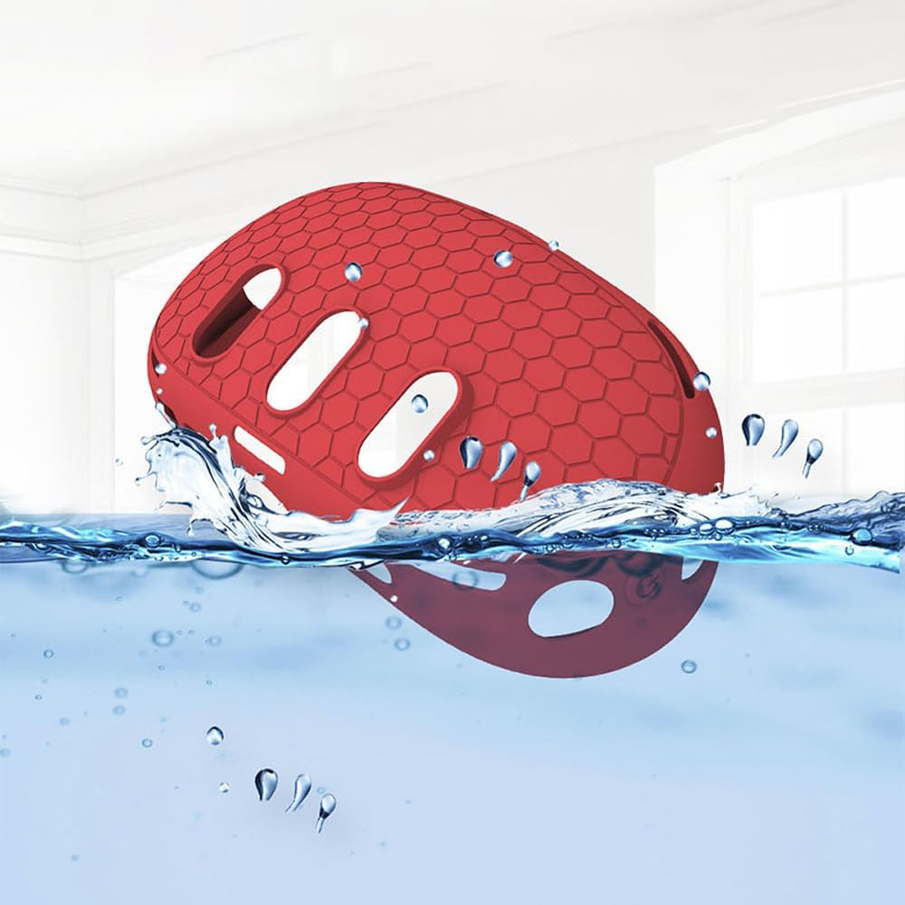 Ein rotes Lautsprechergehäuse mit Honigwabenmuster liegt im Wasser mit Spritzern und Blasen.